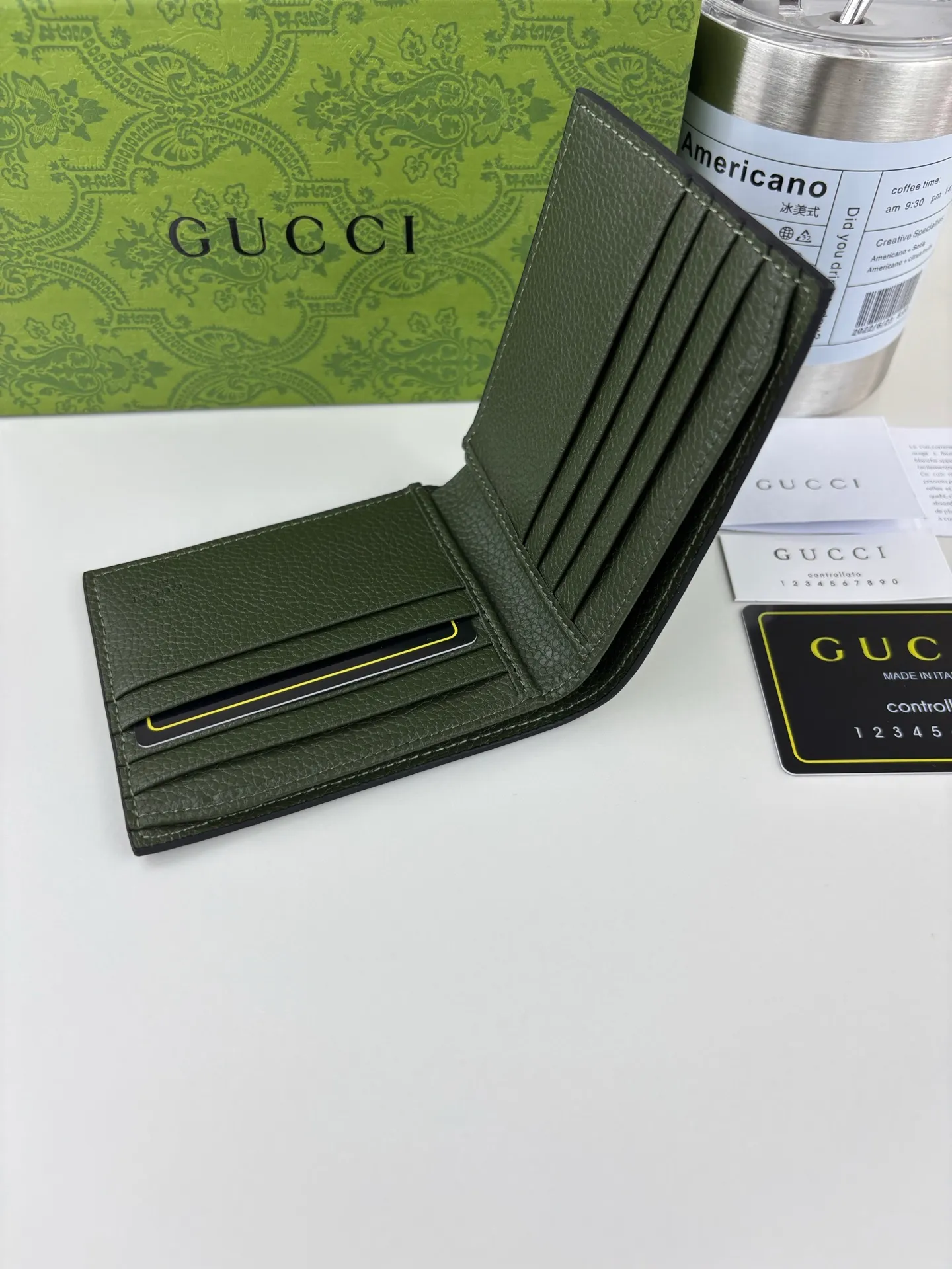 💰120 GUCCl GG printed embossing turns small daily items into fashionable daily accessories. Novel textures and finishes continue to shine in Gucci's new series, showing vitality and individual charm. This wallet is crafted from green leather and features an oversized Double G logo throughout. Green super double G leather, model number: 739475 size: 11cm x 9cm color: green pressed G