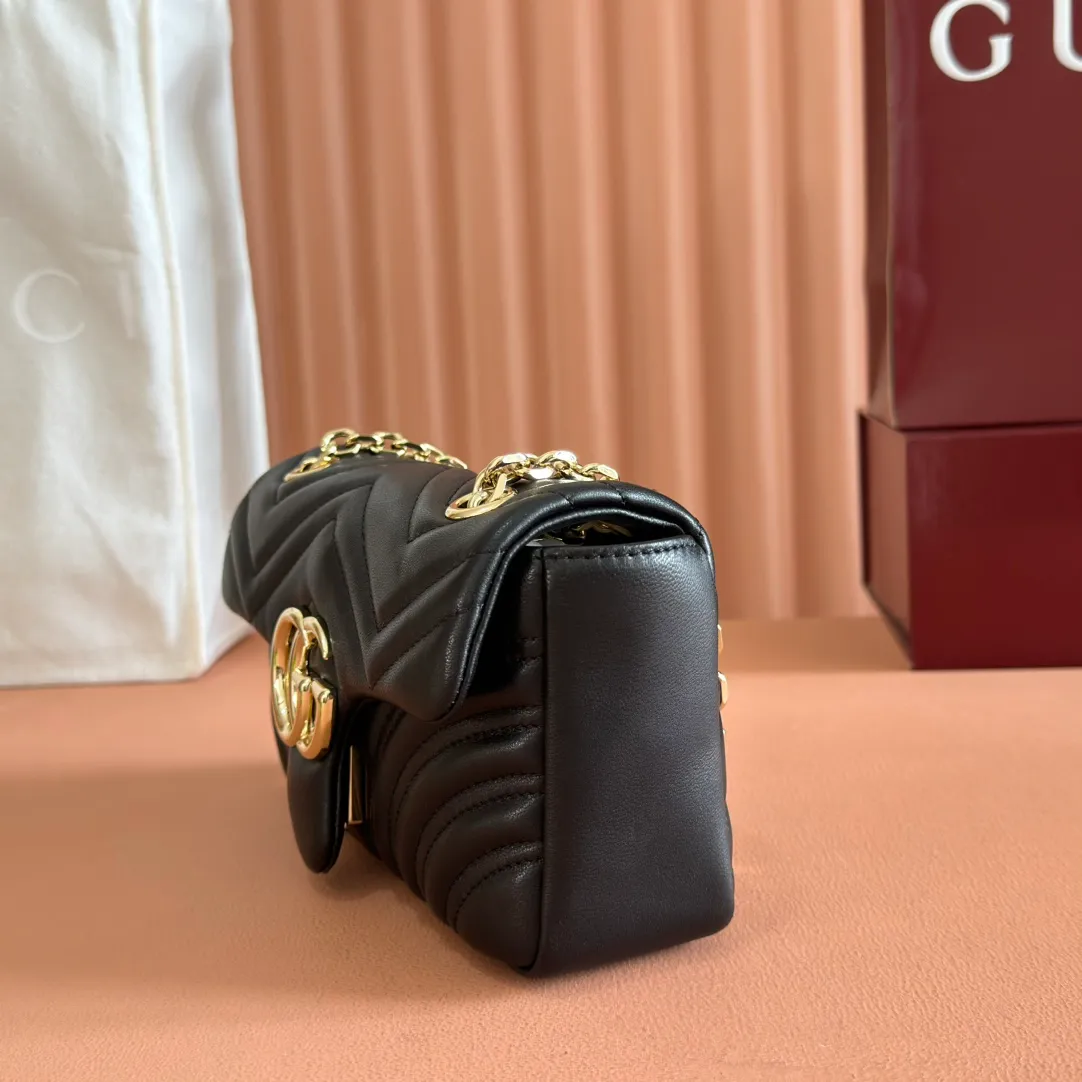 p1300. 💋💋💋Imported original sheepskin top quality workmanship [equipped with full counter packaging] The brand's iconic GG Marmont series is ingeniously integrated with double G styling accessories and faceted chain straps, and soft leather is selected to create a soft-lined bag shape. White V-shaped Matelassé sheepskin. Light gold-tone hardware. Gucci ankara red viscose lining. Interior: One open pocket. Sliding chain strap that can be used as a shoulder strap (55 cm high). Snap-lock flap. Ident.: 837280. Dimensions: 22cm (width) x 12.5cm (height) x 6cm (depth) Weight: about 0.55kg Color: black full leather/original leather. Made in Italy