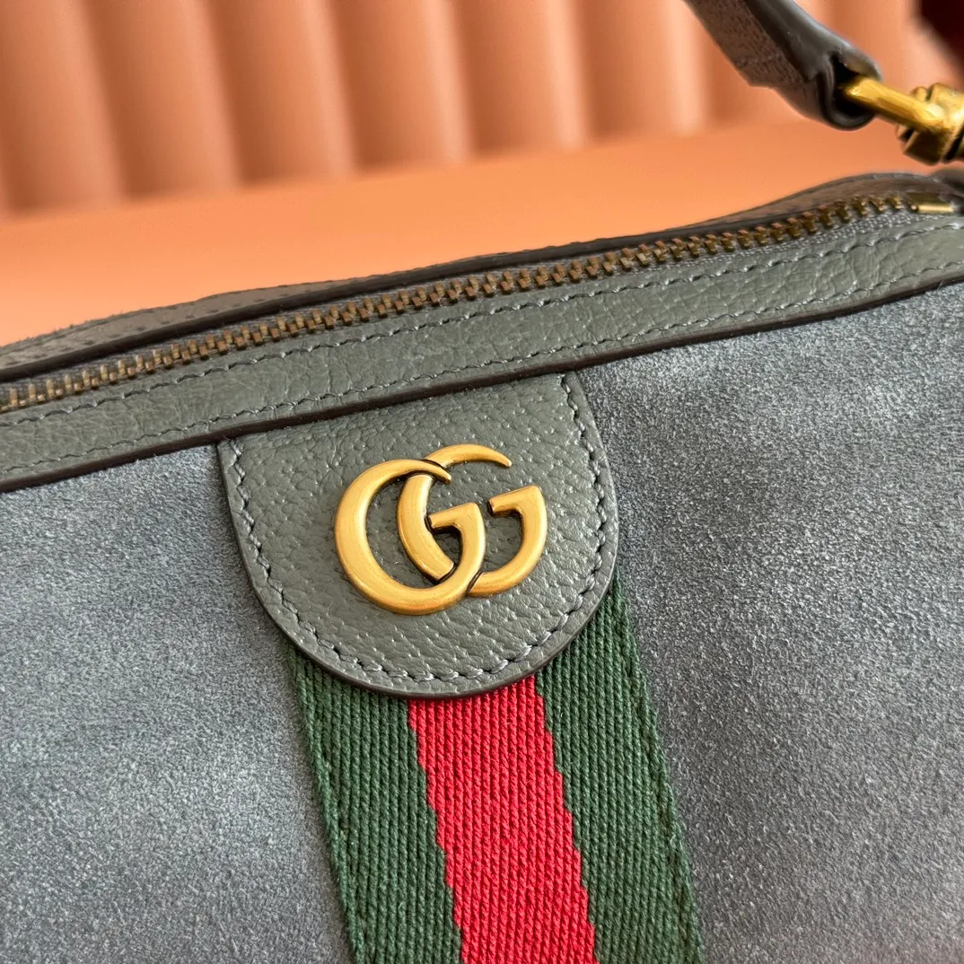 p1060. 💋💋💋【With full set of original counter packaging】The Ophidia series is ingeniously integrated with striped webbing and gold-tone double G logo, adding new works to the 2025 autumn and winter series. This mini bag is made of dark gray suede, embellished with red and green striped webbing, and has an adjustable leather shoulder strap. Dark gray suede Gold-tone hardware Cotton and linen blend lining Double G Web detail Detachable handle (8.9cm high) Detachable and adjustable leather shoulder strap (52.8cm high) Zip closure Ident.: 846869. Dimensions: 18.5x11x11cm. Color: dark gray velvet. Made in Italy