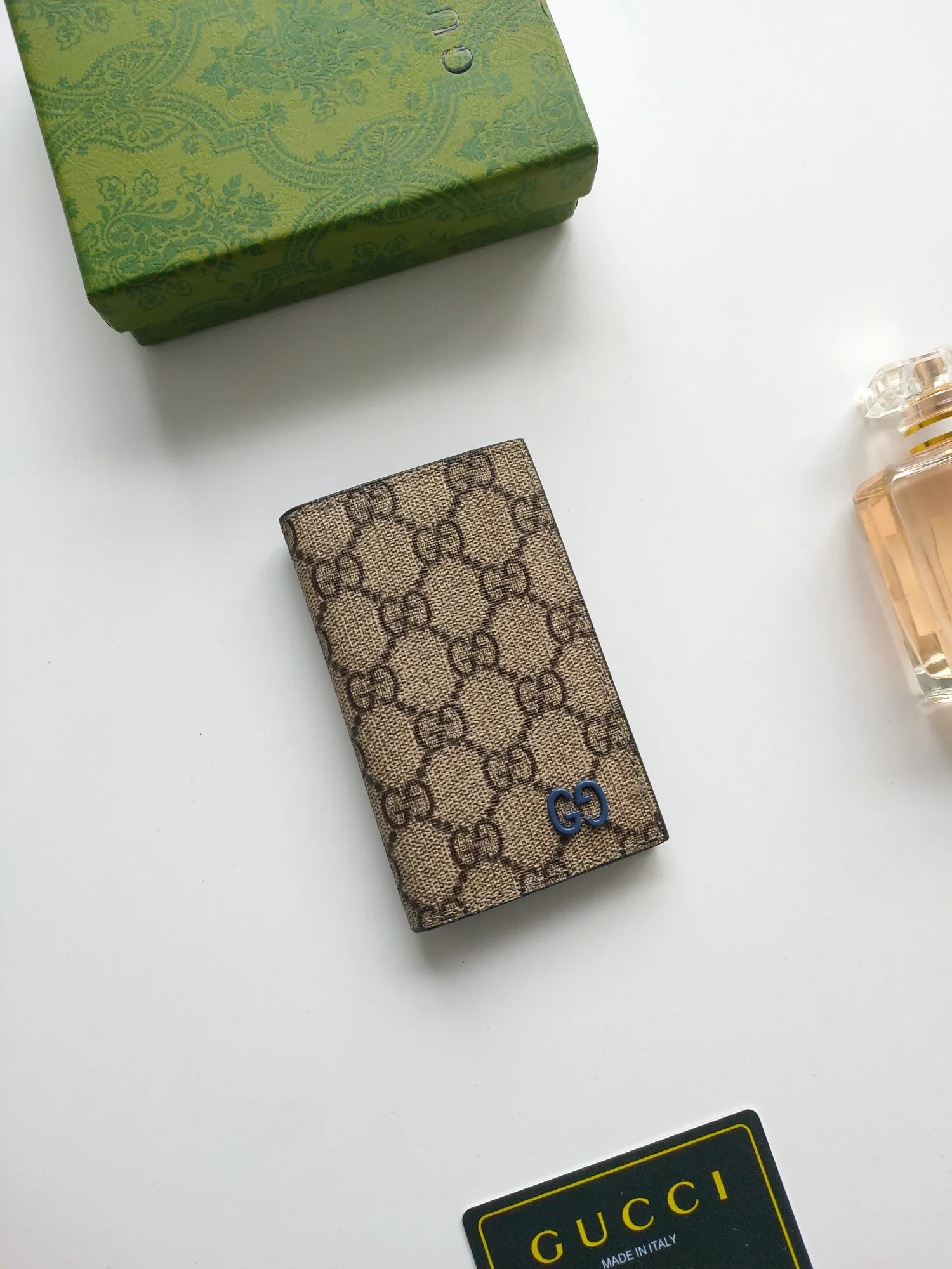 💰100💰Long card holder with GG details. Gucci archive elements GG details and vibrant colors are cleverly blended. This long card holder is crafted from GG Supreme canvas and cleverly incorporates red contrasting details, bringing subtle contrast to this compact daily accessory. Model: 768249. Dimensions when open: 12 (length) x 15cm (width) Dimensions when closed: 12 (length) x 7.5cm (width)