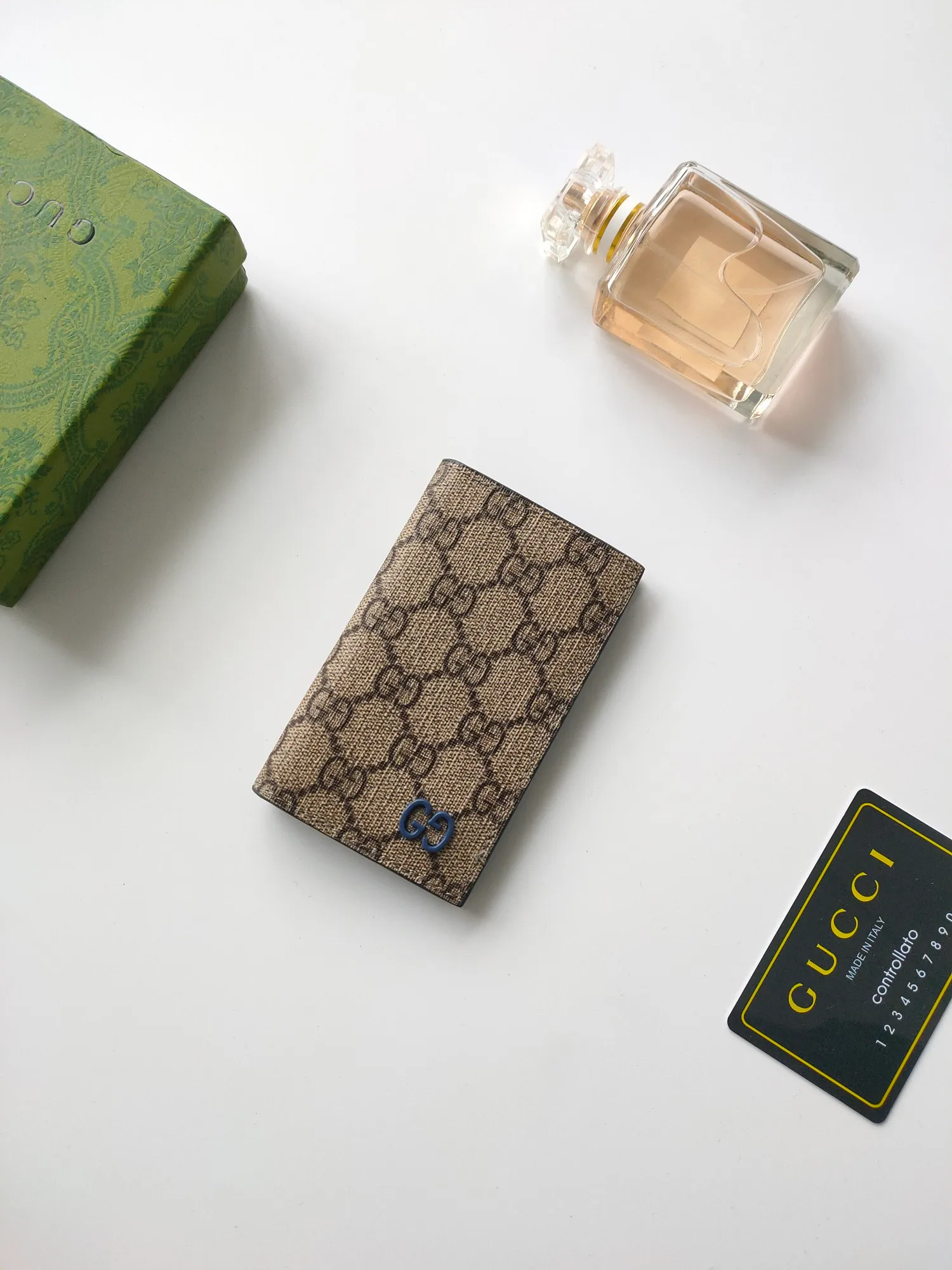 💰100💰Long card holder with GG details. Gucci archive elements GG details and vibrant colors are cleverly blended. This long card holder is crafted from GG Supreme canvas and cleverly incorporates red contrasting details, bringing subtle contrast to this compact daily accessory. Model: 768249. Dimensions when open: 12 (length) x 15cm (width) Dimensions when closed: 12 (length) x 7.5cm (width)
