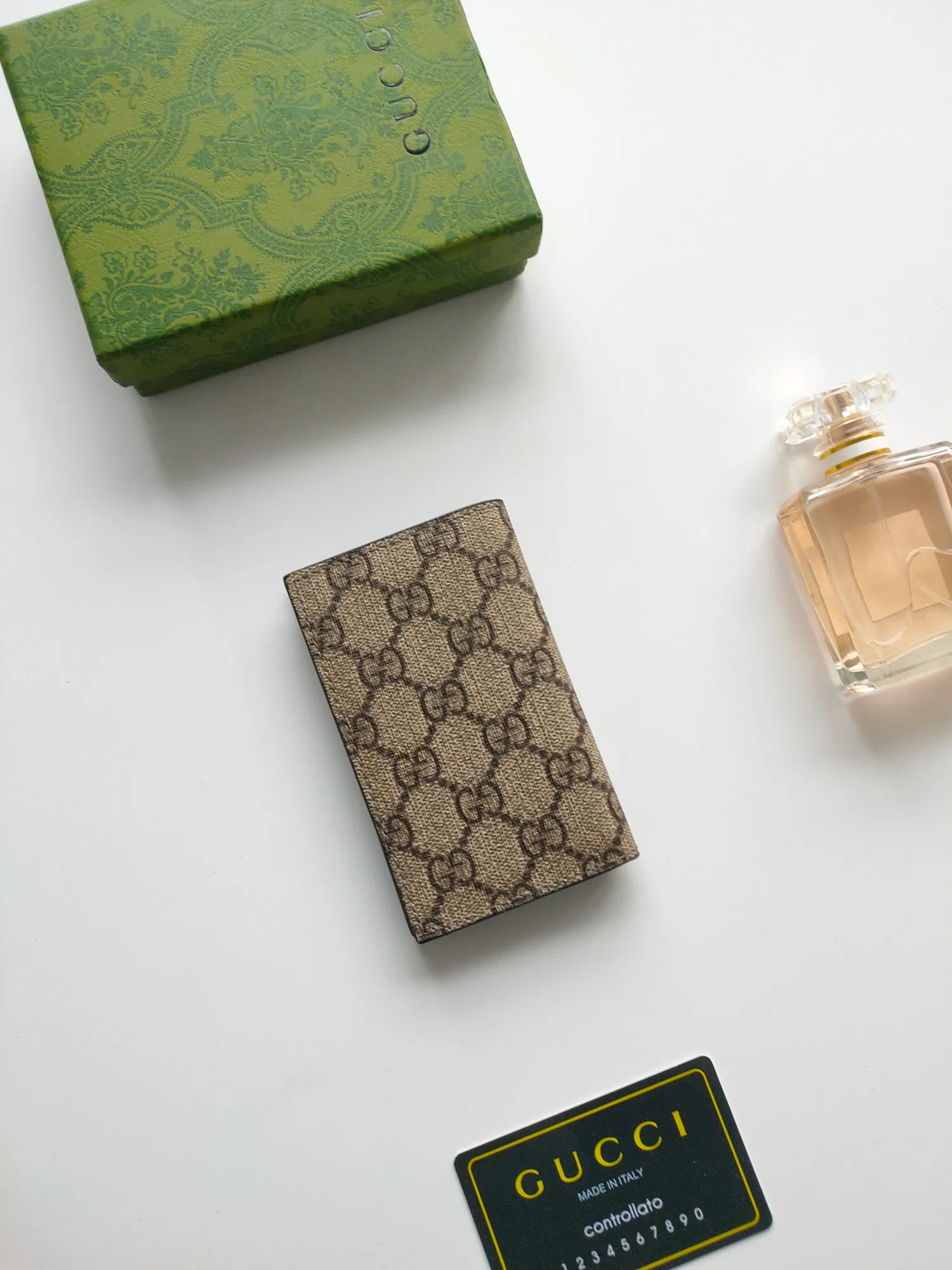 💰100💰Long card holder with GG details. Gucci archive elements GG details and vibrant colors are cleverly blended. This long card holder is crafted from GG Supreme canvas and cleverly incorporates red contrasting details, bringing subtle contrast to this compact daily accessory. Model: 768249. Dimensions when open: 12 (length) x 15cm (width) Dimensions when closed: 12 (length) x 7.5cm (width)