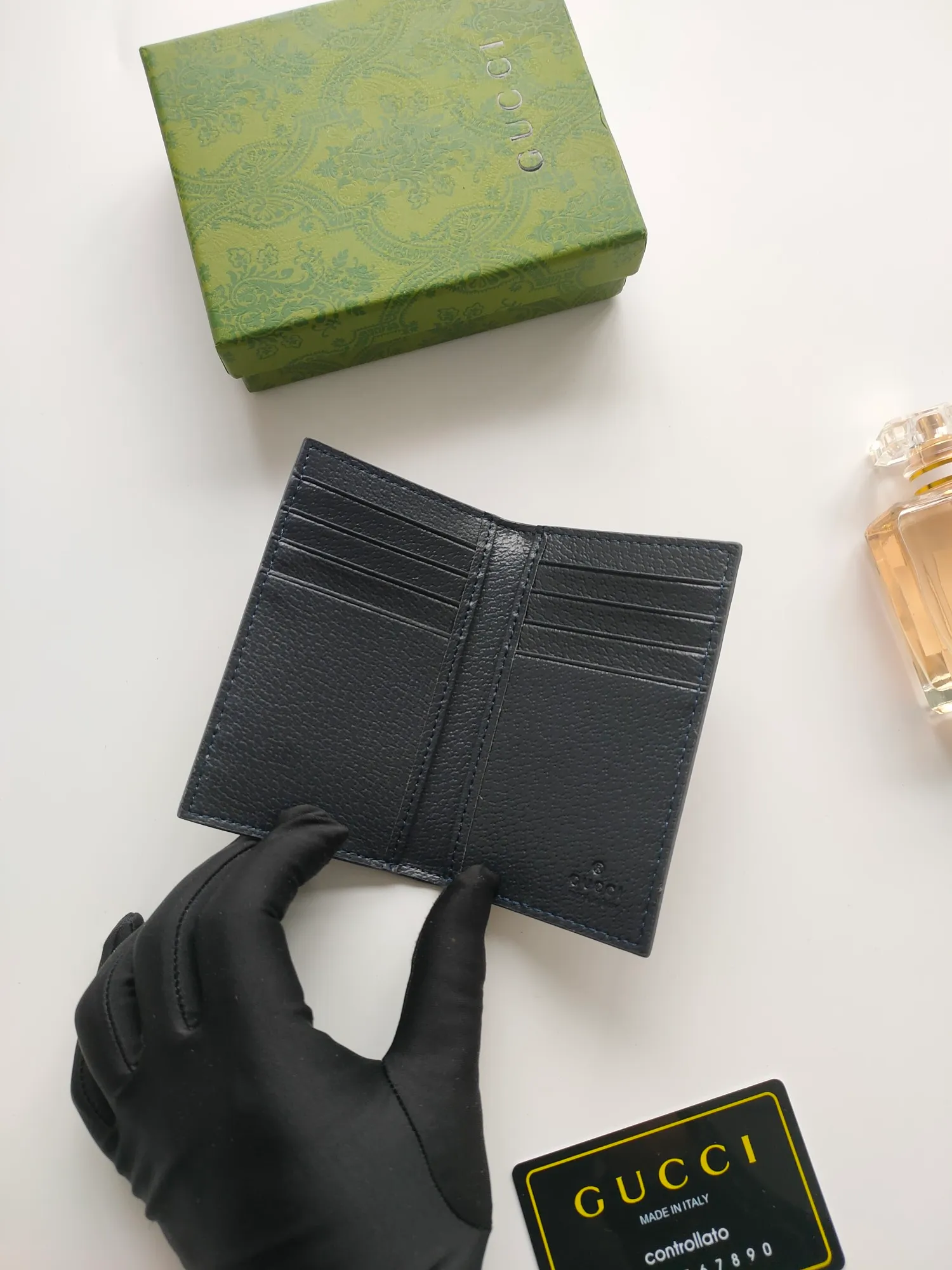 💰100💰Long card holder with GG details. Gucci archive elements GG details and vibrant colors are cleverly blended. This long card holder is crafted from GG Supreme canvas and cleverly incorporates red contrasting details, bringing subtle contrast to this compact daily accessory. Model: 768249. Dimensions when open: 12 (length) x 15cm (width) Dimensions when closed: 12 (length) x 7.5cm (width)