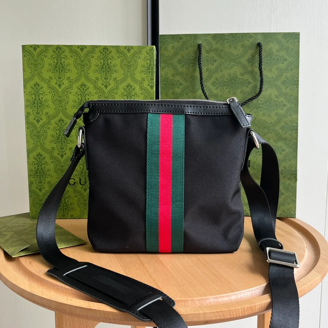 Actual shot #💰220 Style number: 471454 small size: 21*22*4cm Gucci GG Ophidia printing series men's crossbody bag, full of space, suitable for daily business travel, contains an inner pocket for mobile phones and an inner pocket with zipper, this bag is very convenient and practical for daily work and study! It is one of the must-have items for men who like to be a little more low-key.
