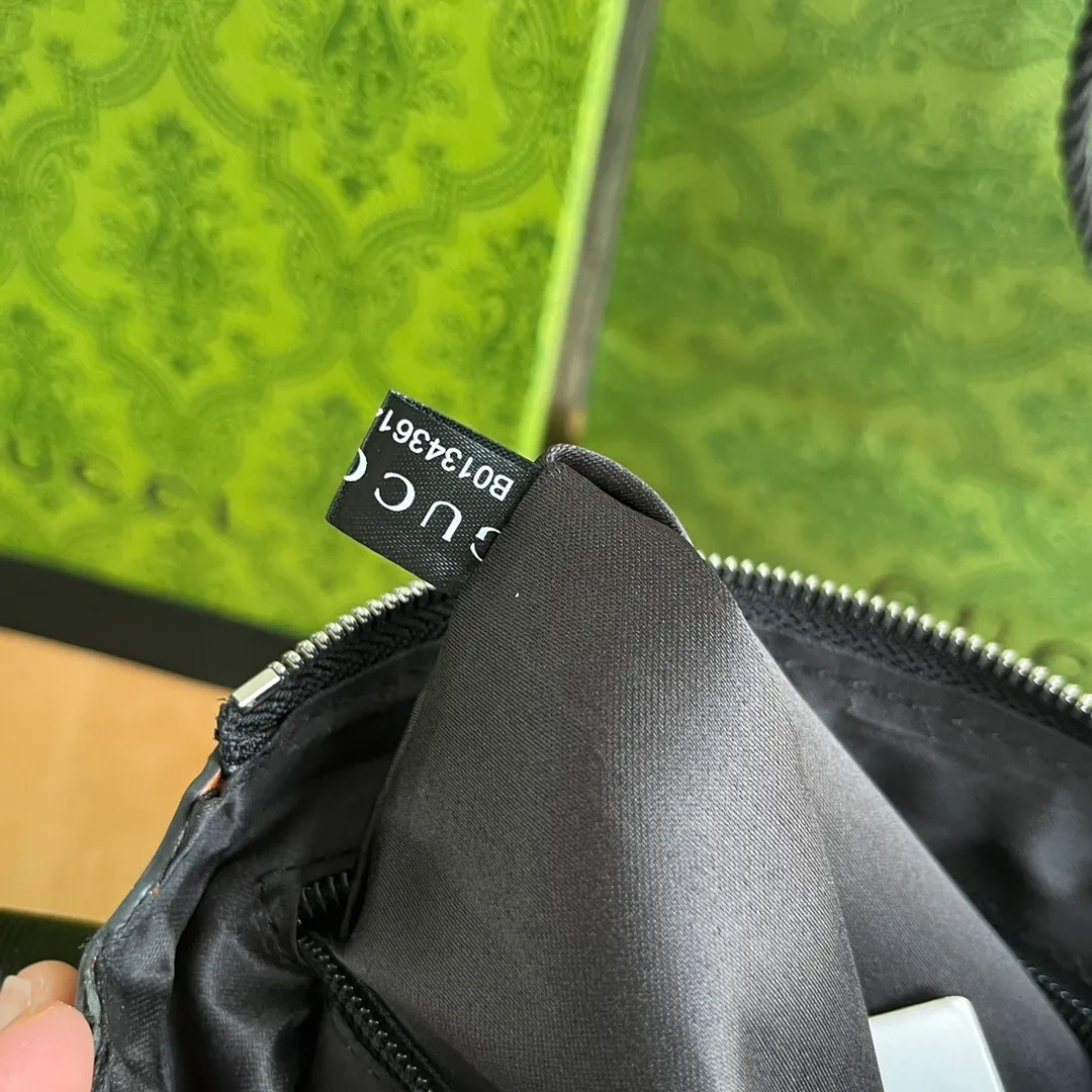 Actual shot #💰220 Style number: 471454 small size: 21*22*4cm Gucci GG Ophidia printing series men's crossbody bag, full of space, suitable for daily business travel, contains an inner pocket for mobile phones and an inner pocket with zipper, this bag is very convenient and practical for daily work and study! It is one of the must-have items for men who like to be a little more low-key.