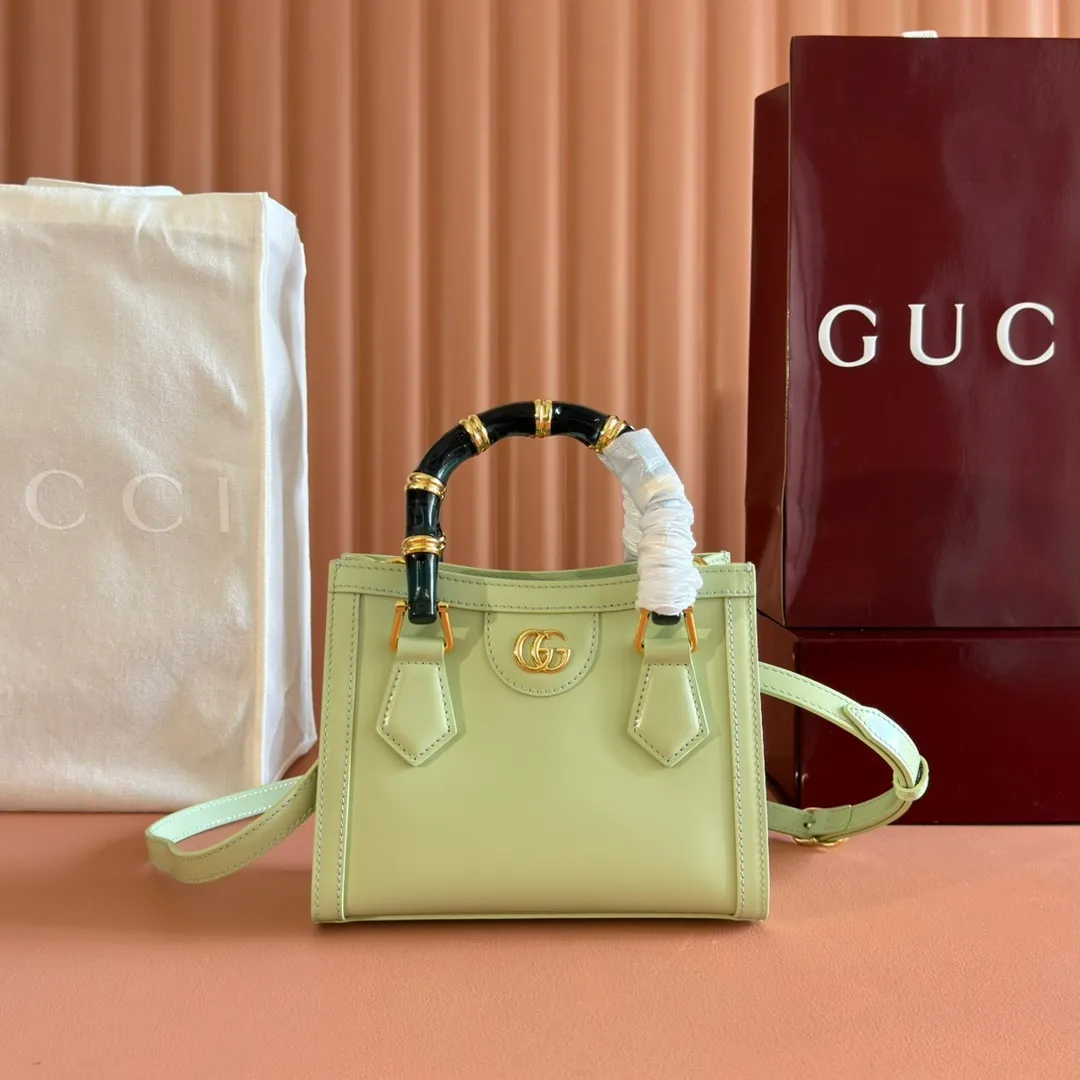 p1560. 💋💋💋【With full set of original counter packaging】【New Product】In the 2025 spring and summer series, the Gucci Diana series reinterprets classic bamboo accessories with resin and brass details. There are many ways to carry it, it can be carried cross-body or on the shoulder. Light purple glossy polished sheepskin Gold-tone hardware Bamboo shaped resin and brass handles Light purple sheepskin lining Double G Interior: One open pocket 8 cm high Removable and adjustable sheepskin shoulder strap (48 to 55 cm high); length adjustable from 93 to 109 cm Ident.: 832936. Dimensions: 20cm (width) x 16cm (height) x 10cm (depth) Weight: approx. 0.95kg Color: light green full leather. Made in Italy