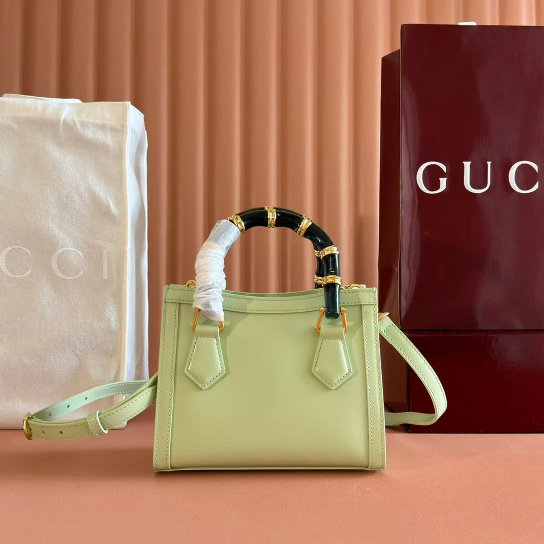 p1560. 💋💋💋【With full set of original counter packaging】【New Product】In the 2025 spring and summer series, the Gucci Diana series reinterprets classic bamboo accessories with resin and brass details. There are many ways to carry it, it can be carried cross-body or on the shoulder. Light purple glossy polished sheepskin Gold-tone hardware Bamboo shaped resin and brass handles Light purple sheepskin lining Double G Interior: One open pocket 8 cm high Removable and adjustable sheepskin shoulder strap (48 to 55 cm high); length adjustable from 93 to 109 cm Ident.: 832936. Dimensions: 20cm (width) x 16cm (height) x 10cm (depth) Weight: approx. 0.95kg Color: light green full leather. Made in Italy