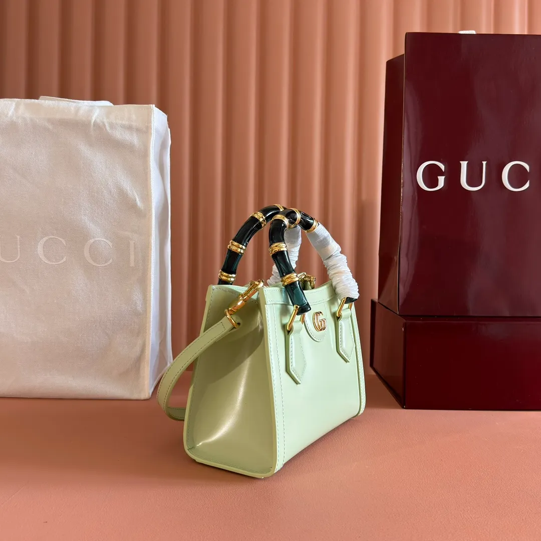 p1560. 💋💋💋【With full set of original counter packaging】【New Product】In the 2025 spring and summer series, the Gucci Diana series reinterprets classic bamboo accessories with resin and brass details. There are many ways to carry it, it can be carried cross-body or on the shoulder. Light purple glossy polished sheepskin Gold-tone hardware Bamboo shaped resin and brass handles Light purple sheepskin lining Double G Interior: One open pocket 8 cm high Removable and adjustable sheepskin shoulder strap (48 to 55 cm high); length adjustable from 93 to 109 cm Ident.: 832936. Dimensions: 20cm (width) x 16cm (height) x 10cm (depth) Weight: approx. 0.95kg Color: light green full leather. Made in Italy
