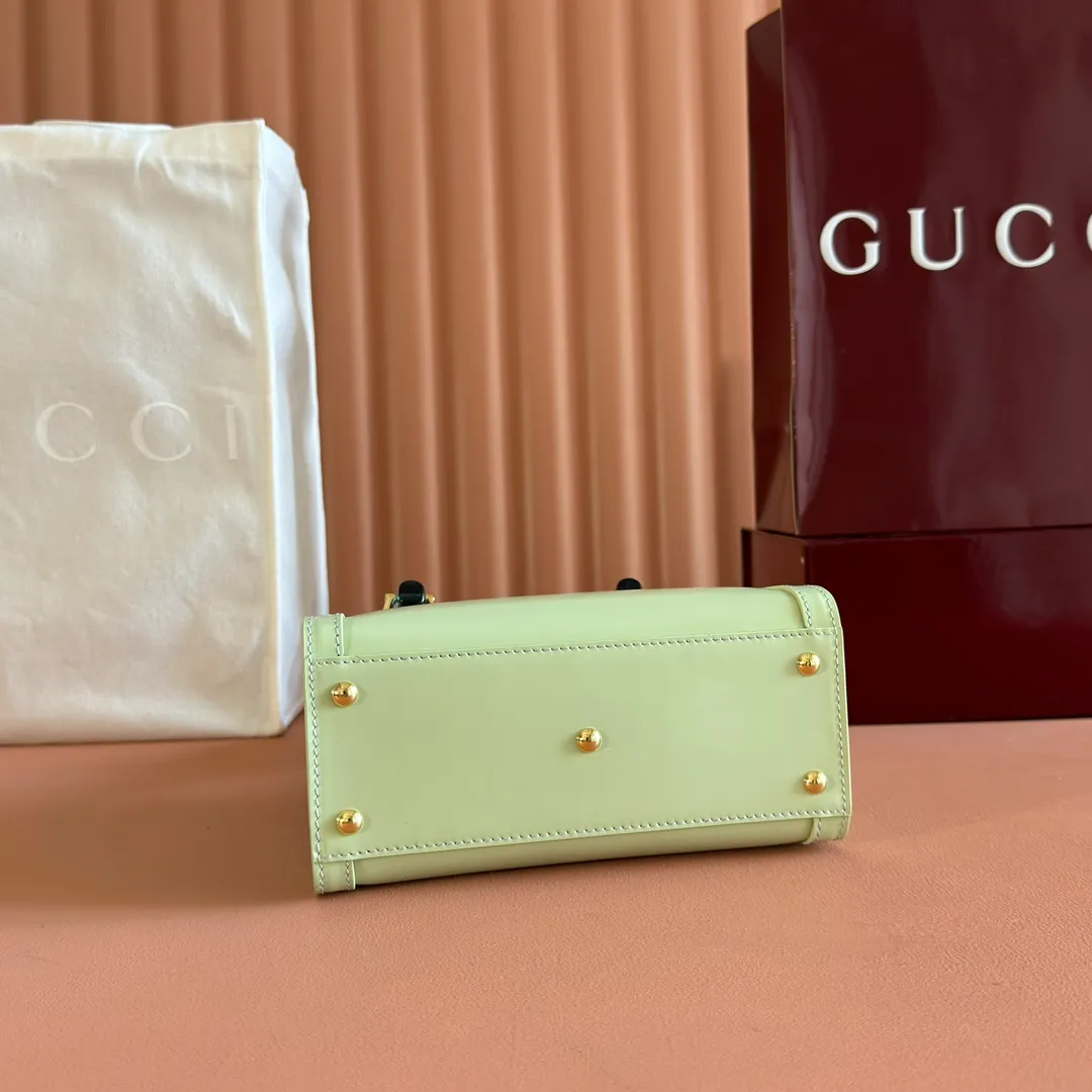 p1560. 💋💋💋【With full set of original counter packaging】【New Product】In the 2025 spring and summer series, the Gucci Diana series reinterprets classic bamboo accessories with resin and brass details. There are many ways to carry it, it can be carried cross-body or on the shoulder. Light purple glossy polished sheepskin Gold-tone hardware Bamboo shaped resin and brass handles Light purple sheepskin lining Double G Interior: One open pocket 8 cm high Removable and adjustable sheepskin shoulder strap (48 to 55 cm high); length adjustable from 93 to 109 cm Ident.: 832936. Dimensions: 20cm (width) x 16cm (height) x 10cm (depth) Weight: approx. 0.95kg Color: light green full leather. Made in Italy