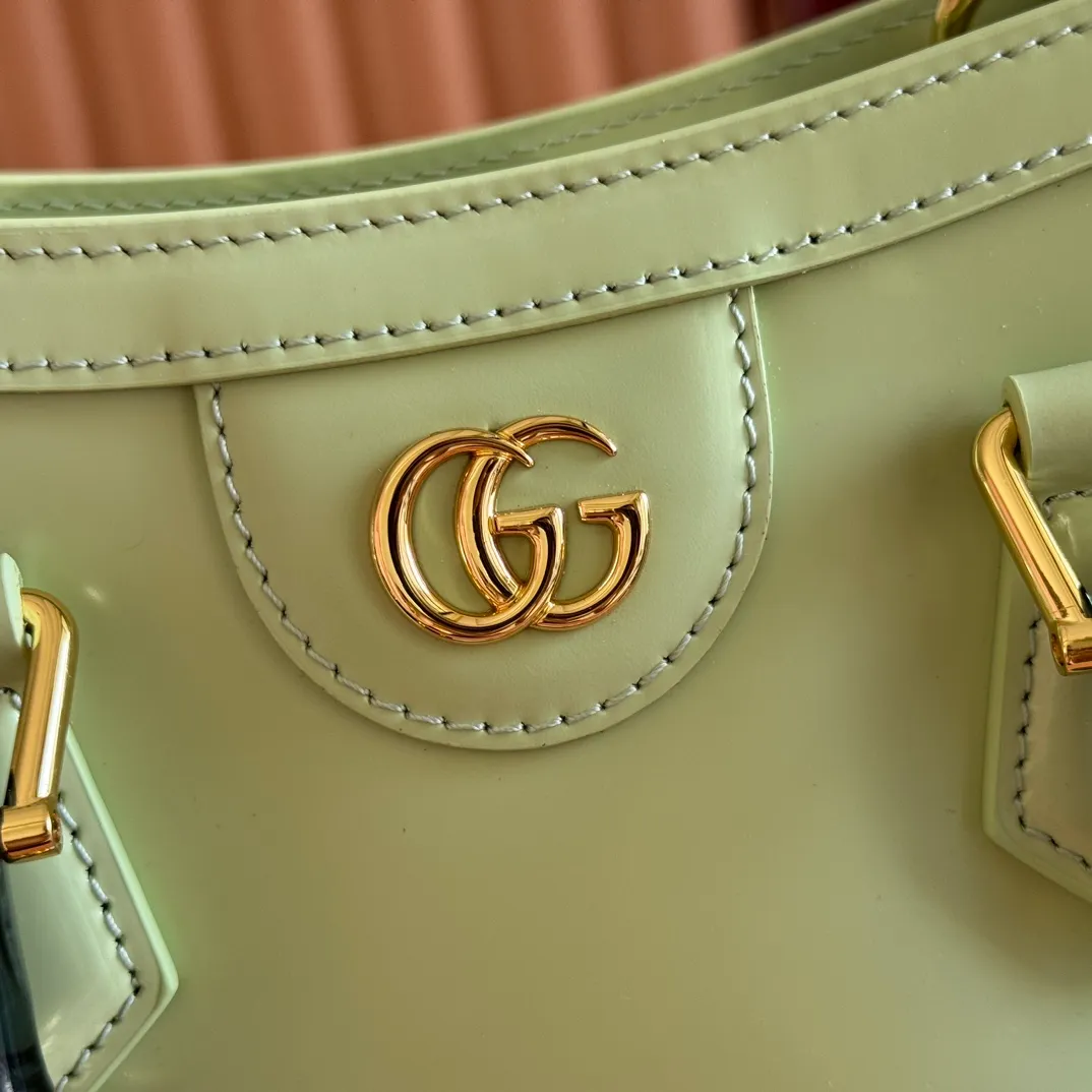 p1560. 💋💋💋【With full set of original counter packaging】【New Product】In the 2025 spring and summer series, the Gucci Diana series reinterprets classic bamboo accessories with resin and brass details. There are many ways to carry it, it can be carried cross-body or on the shoulder. Light purple glossy polished sheepskin Gold-tone hardware Bamboo shaped resin and brass handles Light purple sheepskin lining Double G Interior: One open pocket 8 cm high Removable and adjustable sheepskin shoulder strap (48 to 55 cm high); length adjustable from 93 to 109 cm Ident.: 832936. Dimensions: 20cm (width) x 16cm (height) x 10cm (depth) Weight: approx. 0.95kg Color: light green full leather. Made in Italy