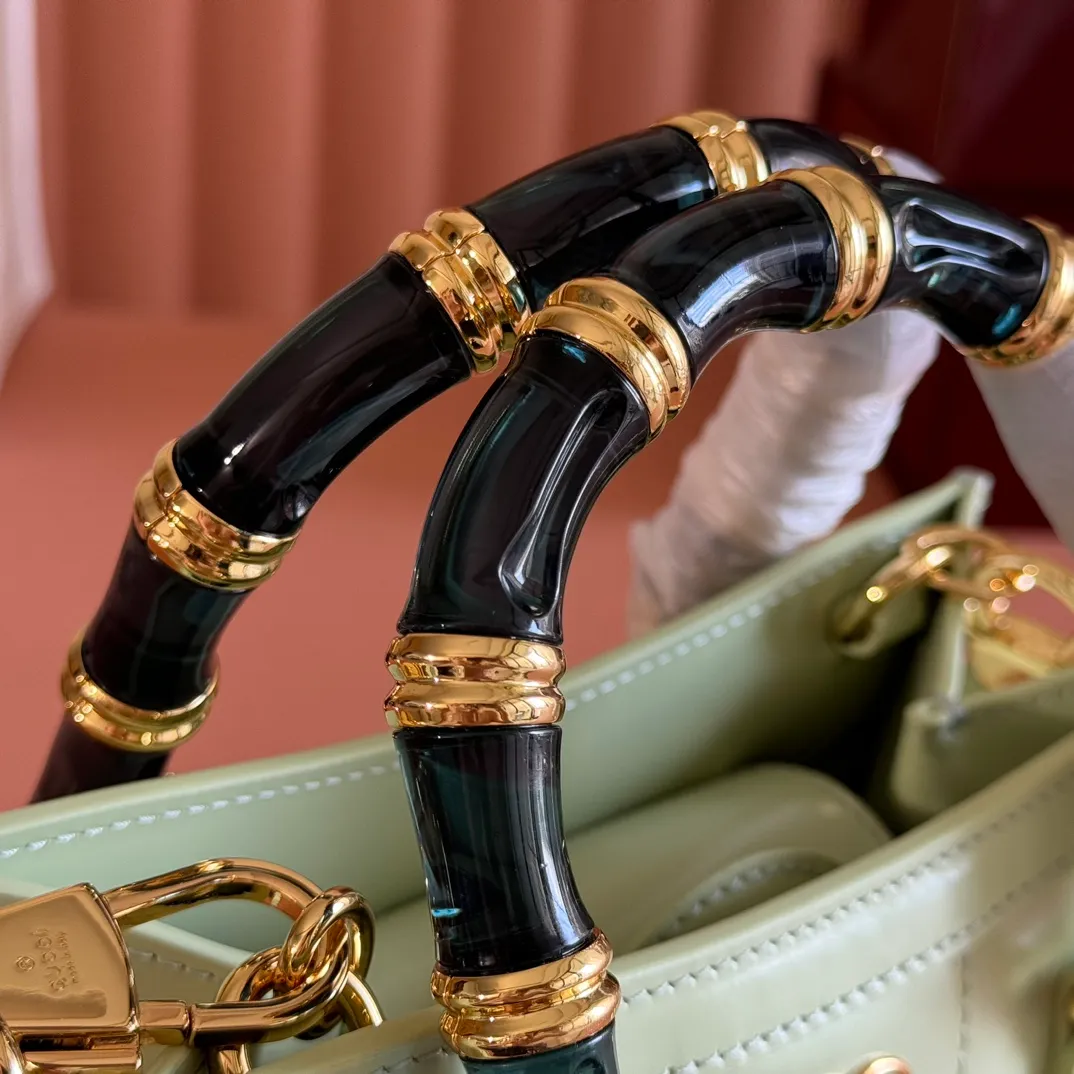 p1560. 💋💋💋【With full set of original counter packaging】【New Product】In the 2025 spring and summer series, the Gucci Diana series reinterprets classic bamboo accessories with resin and brass details. There are many ways to carry it, it can be carried cross-body or on the shoulder. Light purple glossy polished sheepskin Gold-tone hardware Bamboo shaped resin and brass handles Light purple sheepskin lining Double G Interior: One open pocket 8 cm high Removable and adjustable sheepskin shoulder strap (48 to 55 cm high); length adjustable from 93 to 109 cm Ident.: 832936. Dimensions: 20cm (width) x 16cm (height) x 10cm (depth) Weight: approx. 0.95kg Color: light green full leather. Made in Italy