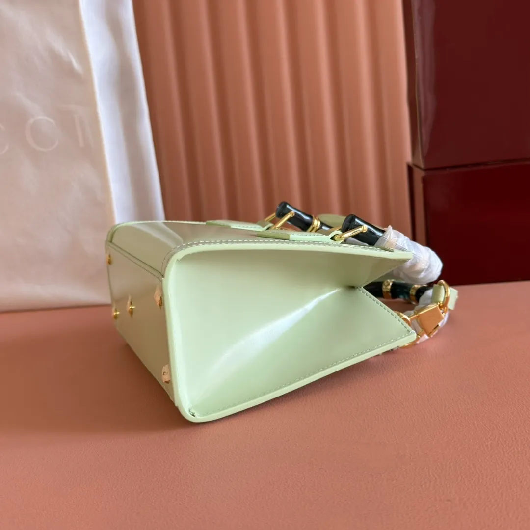 p1560. 💋💋💋【With full set of original counter packaging】【New Product】In the 2025 spring and summer series, the Gucci Diana series reinterprets classic bamboo accessories with resin and brass details. There are many ways to carry it, it can be carried cross-body or on the shoulder. Light purple glossy polished sheepskin Gold-tone hardware Bamboo shaped resin and brass handles Light purple sheepskin lining Double G Interior: One open pocket 8 cm high Removable and adjustable sheepskin shoulder strap (48 to 55 cm high); length adjustable from 93 to 109 cm Ident.: 832936. Dimensions: 20cm (width) x 16cm (height) x 10cm (depth) Weight: approx. 0.95kg Color: light green full leather. Made in Italy
