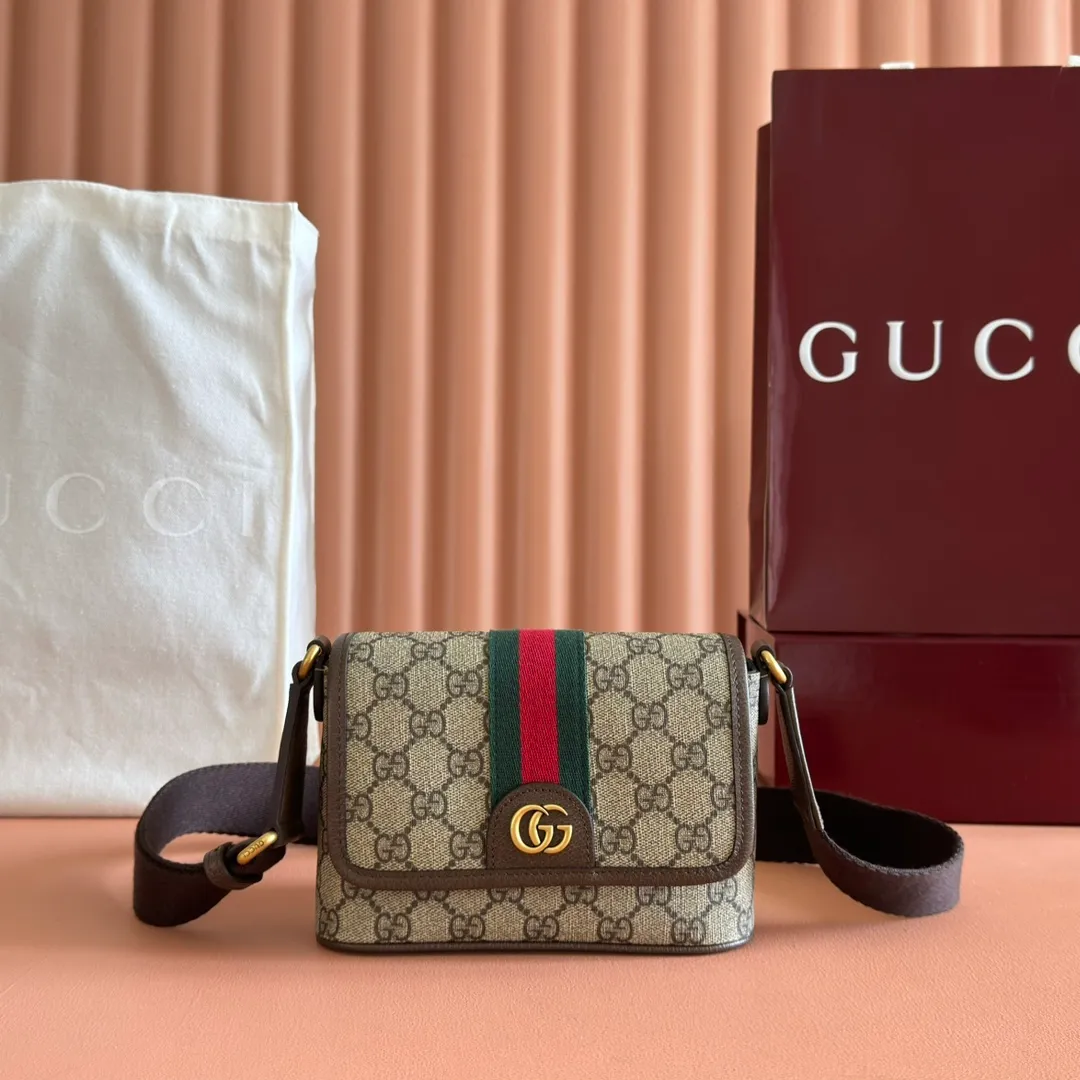 p920💋💋💋 Comes with a full set of original counter packaging [New product] The Ophidia series is an ingenious combination of beige and dark brown colors, with classic silhouettes and new functions, and is made of soft-touch fabrics. This mini bag is made of coated fabric with a GG monogram pattern and is intricately embellished with the Double G logo and web details. Beige and dark brown GG monogram coated fabric Dark brown leather trim Gold-tone hardware Brown moiré fabric lining Double G Web detail Interior: Two card compartments Adjustable canvas shoulder strap (height: 36cm - 66cm) Magnetic snap closure Ident No.: 838599. Dimensions: 18.5cm (width) x 12cm (height) x 5cm (depth) Color: Brown/PVC. Made in Italy