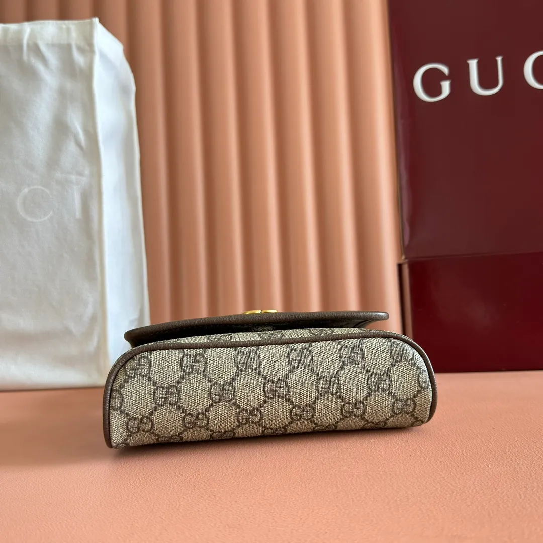 p920💋💋💋 Comes with a full set of original counter packaging [New product] The Ophidia series is an ingenious combination of beige and dark brown colors, with classic silhouettes and new functions, and is made of soft-touch fabrics. This mini bag is made of coated fabric with a GG monogram pattern and is intricately embellished with the Double G logo and web details. Beige and dark brown GG monogram coated fabric Dark brown leather trim Gold-tone hardware Brown moiré fabric lining Double G Web detail Interior: Two card compartments Adjustable canvas shoulder strap (height: 36cm - 66cm) Magnetic snap closure Ident No.: 838599. Dimensions: 18.5cm (width) x 12cm (height) x 5cm (depth) Color: Brown/PVC. Made in Italy