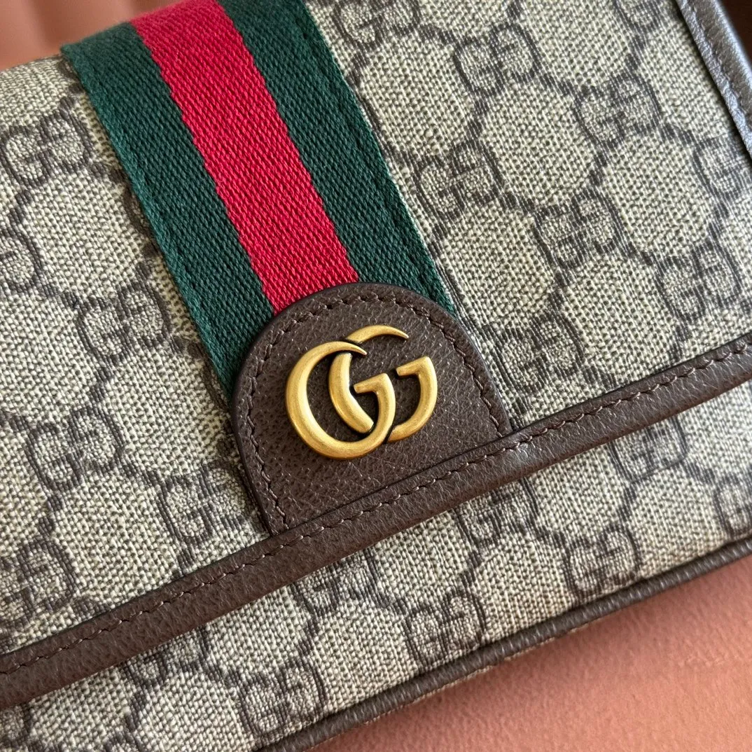 p920💋💋💋 Comes with a full set of original counter packaging [New product] The Ophidia series is an ingenious combination of beige and dark brown colors, with classic silhouettes and new functions, and is made of soft-touch fabrics. This mini bag is made of coated fabric with a GG monogram pattern and is intricately embellished with the Double G logo and web details. Beige and dark brown GG monogram coated fabric Dark brown leather trim Gold-tone hardware Brown moiré fabric lining Double G Web detail Interior: Two card compartments Adjustable canvas shoulder strap (height: 36cm - 66cm) Magnetic snap closure Ident No.: 838599. Dimensions: 18.5cm (width) x 12cm (height) x 5cm (depth) Color: Brown/PVC. Made in Italy