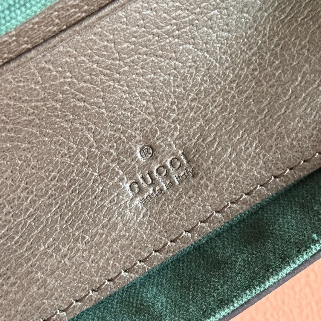 p920💋💋💋 Comes with a full set of original counter packaging [New product] The Ophidia series is an ingenious combination of beige and dark brown colors, with classic silhouettes and new functions, and is made of soft-touch fabrics. This mini bag is made of coated fabric with a GG monogram pattern and is intricately embellished with the Double G logo and web details. Beige and dark brown GG monogram coated fabric Dark brown leather trim Gold-tone hardware Brown moiré fabric lining Double G Web detail Interior: Two card compartments Adjustable canvas shoulder strap (height: 36cm - 66cm) Magnetic snap closure Ident No.: 838599. Dimensions: 18.5cm (width) x 12cm (height) x 5cm (depth) Color: Brown/PVC. Made in Italy