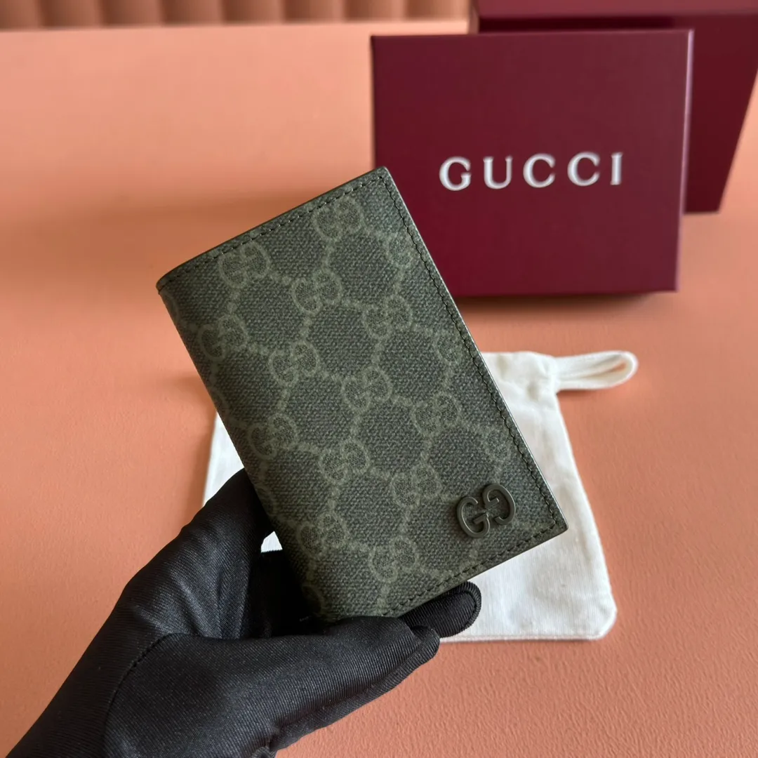 p340. ‼ ️"With full set of original green box packaging"‼ ️Long card holder with GG details. Gucci archive elements GG details and vibrant colors are cleverly blended. This long card holder is crafted from GG Supreme canvas and cleverly incorporates black contrasting details, bringing subtle contrast to this compact daily accessory. Beige and ebony GG Supreme canvas, black leather trim, brass hardware with black ceramic-effect finish, moire fabric lining, GG detail Interior: eight card compartments. Model: 768249. Dimensions when open: 12 (length) x 15cm (width) Dimensions when closed: 12 (length) x 7.5cm (width) Color: forest green/pvc. Made in Italy Weight: Approx. 0.085 kg