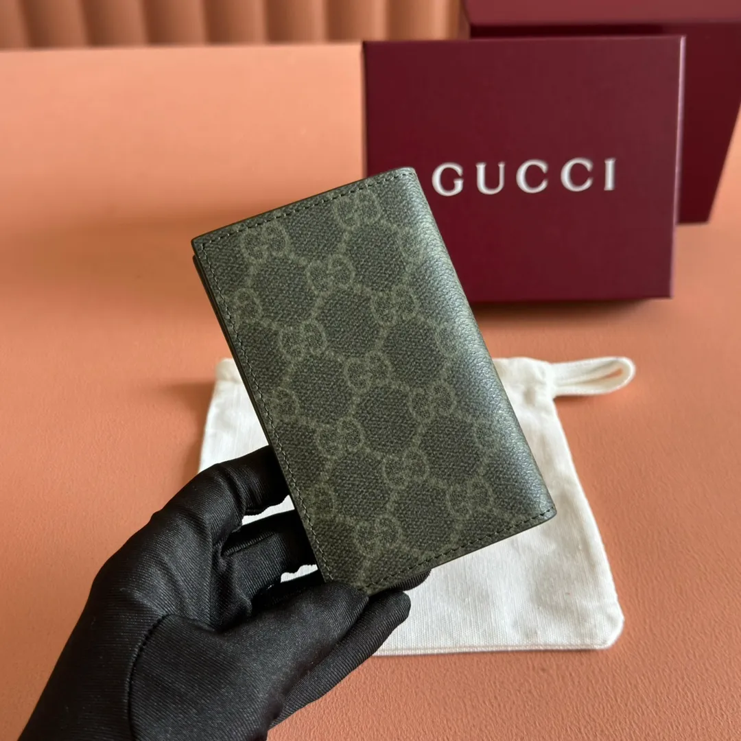 p340. ‼ ️"With full set of original green box packaging"‼ ️Long card holder with GG details. Gucci archive elements GG details and vibrant colors are cleverly blended. This long card holder is crafted from GG Supreme canvas and cleverly incorporates black contrasting details, bringing subtle contrast to this compact daily accessory. Beige and ebony GG Supreme canvas, black leather trim, brass hardware with black ceramic-effect finish, moire fabric lining, GG detail Interior: eight card compartments. Model: 768249. Dimensions when open: 12 (length) x 15cm (width) Dimensions when closed: 12 (length) x 7.5cm (width) Color: forest green/pvc. Made in Italy Weight: Approx. 0.085 kg