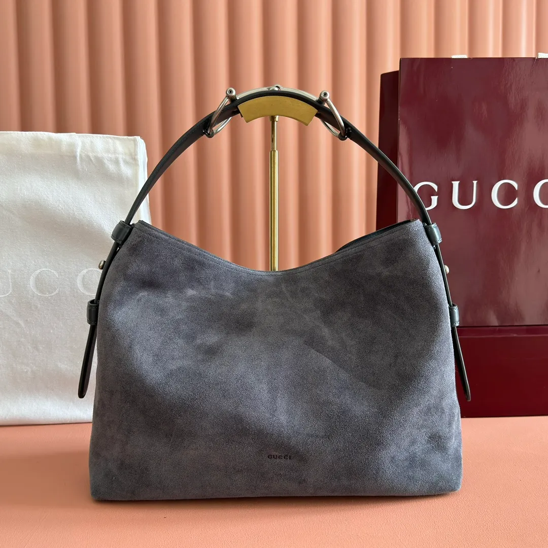 p1500. 💋💋💋【With full set of original counter packaging】2025 autumn and winter series, Gucci Beatrix series handbags adopt a casual silhouette, and the shoulder straps are decorated with iconic horsebit details to further enhance the fashion sense. Gold-toned accessories add to the sophisticated elegance of the design, and an interior zippered pocket keeps your belongings securely stored. Combining elegance and functionality, it easily accommodates daily essentials. Black soft glossy calfskin. Gold-tone hardware. Black cotton and linen blend lining. Horsebit detail on shoulder strap. Interior: Zip pocket. Shoulder strap: 21 cm high; 85 cm long. Ident: 850926. Dimensions: 35cm (width) x 27.5cm (height) x 11cm (depth) Weight: approx. 0.7kg Color: nubuck full leather. Made in Italy