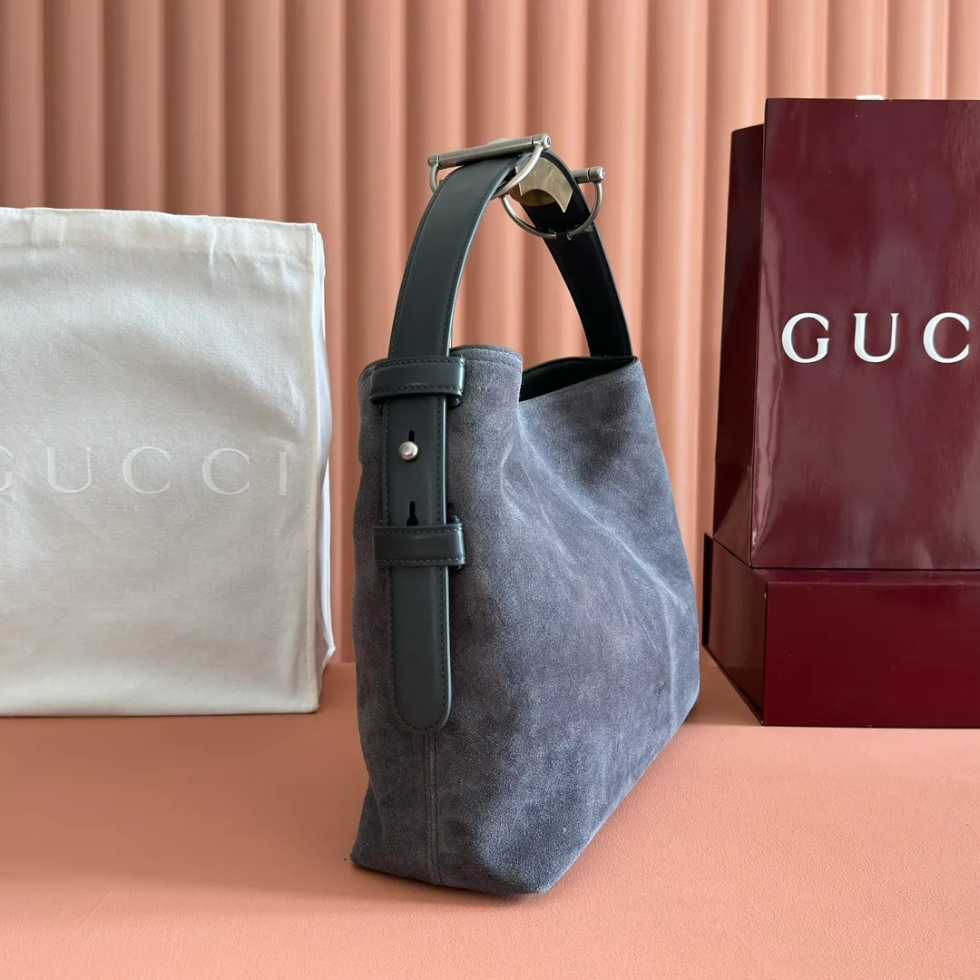 p1500. 💋💋💋【With full set of original counter packaging】2025 autumn and winter series, Gucci Beatrix series handbags adopt a casual silhouette, and the shoulder straps are decorated with iconic horsebit details to further enhance the fashion sense. Gold-toned accessories add to the sophisticated elegance of the design, and an interior zippered pocket keeps your belongings securely stored. Combining elegance and functionality, it easily accommodates daily essentials. Black soft glossy calfskin. Gold-tone hardware. Black cotton and linen blend lining. Horsebit detail on shoulder strap. Interior: Zip pocket. Shoulder strap: 21 cm high; 85 cm long. Ident: 850926. Dimensions: 35cm (width) x 27.5cm (height) x 11cm (depth) Weight: approx. 0.7kg Color: nubuck full leather. Made in Italy