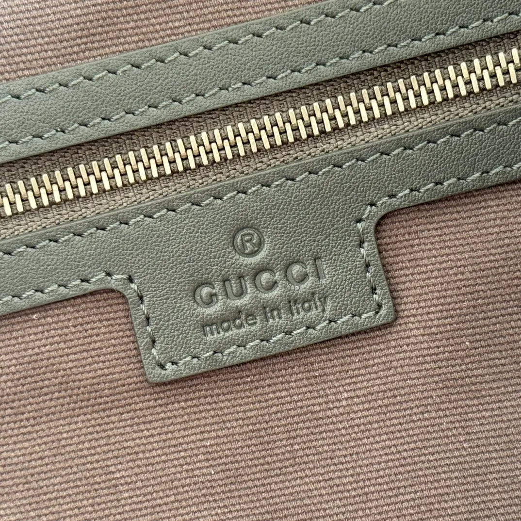 p1500. 💋💋💋【With full set of original counter packaging】2025 autumn and winter series, Gucci Beatrix series handbags adopt a casual silhouette, and the shoulder straps are decorated with iconic horsebit details to further enhance the fashion sense. Gold-toned accessories add to the sophisticated elegance of the design, and an interior zippered pocket keeps your belongings securely stored. Combining elegance and functionality, it easily accommodates daily essentials. Black soft glossy calfskin. Gold-tone hardware. Black cotton and linen blend lining. Horsebit detail on shoulder strap. Interior: Zip pocket. Shoulder strap: 21 cm high; 85 cm long. Ident: 850926. Dimensions: 35cm (width) x 27.5cm (height) x 11cm (depth) Weight: approx. 0.7kg Color: nubuck full leather. Made in Italy