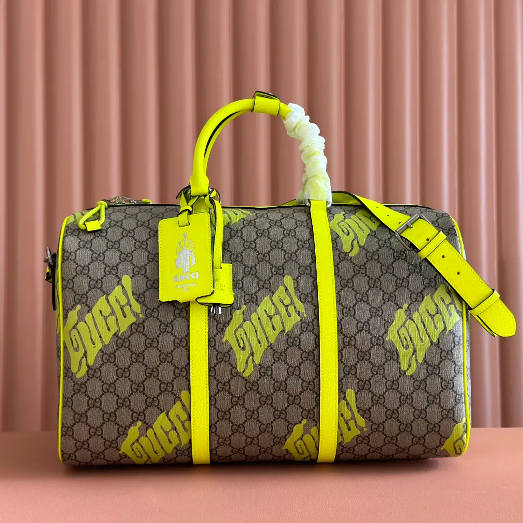 p1640. 💋💋💋"With full set of original counter gift bag packaging" [New Product] In the 2025 early autumn series, Chinese artist Currynew reinterprets the brand logo, adding color to men's ready-to-wear, leather goods and accessories. This travel bag is crafted from coated fabric with the classic GG monogram pattern, cleverly incorporating Gucci prints and contrasting leather piping, making the entire design richer. Beige and dark brown coated fabric with classic GG monogram pattern Emerald green leather trim Gucci print Currynew workmanship Emerald green linen-cotton blend lining Interior: 1 zip pocket External: ID tag, lock and keychain Handle: 12 cm (height) Removable and adjustable leather shoulder strap (height adjustable between 117 cm and 132 cm) Zip closure Ident No.: 834962. Dimensions: 44cm (width) x 29cm (height) x 23cm (depth) Weight: approx. 2kg Color: Emerald green silk screen/PVC. Made in Italy
