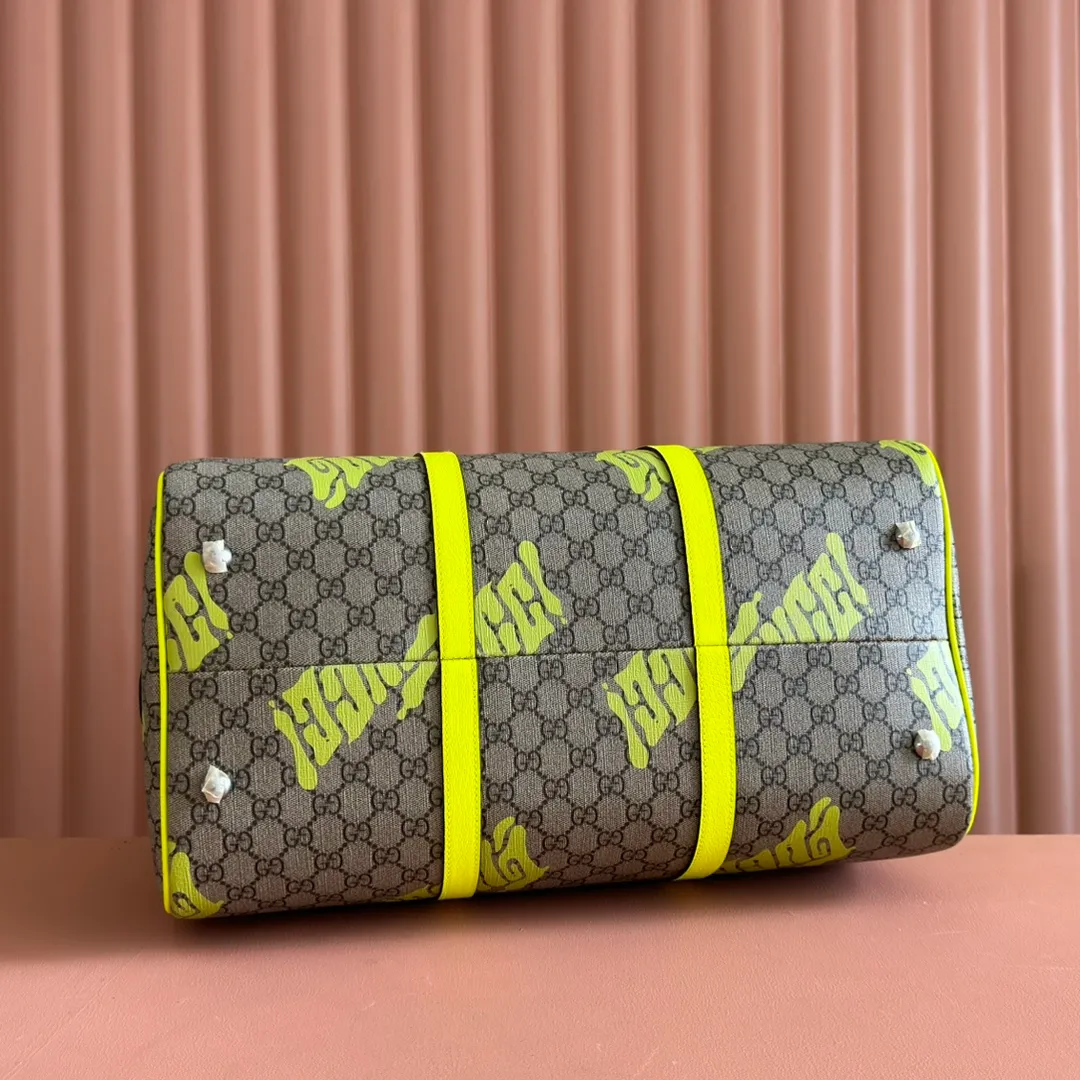 p1640. 💋💋💋"With full set of original counter gift bag packaging" [New Product] In the 2025 early autumn series, Chinese artist Currynew reinterprets the brand logo, adding color to men's ready-to-wear, leather goods and accessories. This travel bag is crafted from coated fabric with the classic GG monogram pattern, cleverly incorporating Gucci prints and contrasting leather piping, making the entire design richer. Beige and dark brown coated fabric with classic GG monogram pattern Emerald green leather trim Gucci print Currynew workmanship Emerald green linen-cotton blend lining Interior: 1 zip pocket External: ID tag, lock and keychain Handle: 12 cm (height) Removable and adjustable leather shoulder strap (height adjustable between 117 cm and 132 cm) Zip closure Ident No.: 834962. Dimensions: 44cm (width) x 29cm (height) x 23cm (depth) Weight: approx. 2kg Color: Emerald green silk screen/PVC. Made in Italy