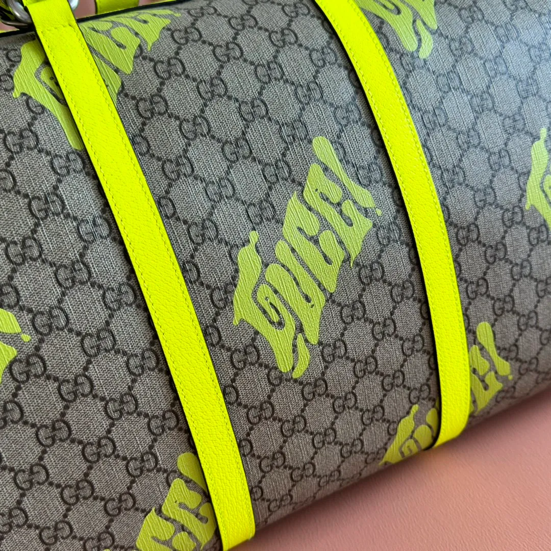 p1640. 💋💋💋"With full set of original counter gift bag packaging" [New Product] In the 2025 early autumn series, Chinese artist Currynew reinterprets the brand logo, adding color to men's ready-to-wear, leather goods and accessories. This travel bag is crafted from coated fabric with the classic GG monogram pattern, cleverly incorporating Gucci prints and contrasting leather piping, making the entire design richer. Beige and dark brown coated fabric with classic GG monogram pattern Emerald green leather trim Gucci print Currynew workmanship Emerald green linen-cotton blend lining Interior: 1 zip pocket External: ID tag, lock and keychain Handle: 12 cm (height) Removable and adjustable leather shoulder strap (height adjustable between 117 cm and 132 cm) Zip closure Ident No.: 834962. Dimensions: 44cm (width) x 29cm (height) x 23cm (depth) Weight: approx. 2kg Color: Emerald green silk screen/PVC. Made in Italy