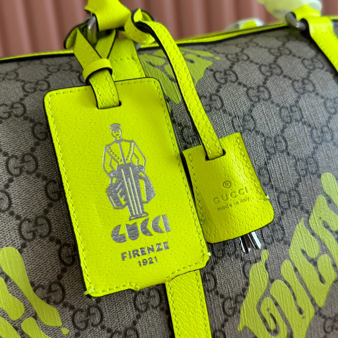 p1640. 💋💋💋"With full set of original counter gift bag packaging" [New Product] In the 2025 early autumn series, Chinese artist Currynew reinterprets the brand logo, adding color to men's ready-to-wear, leather goods and accessories. This travel bag is crafted from coated fabric with the classic GG monogram pattern, cleverly incorporating Gucci prints and contrasting leather piping, making the entire design richer. Beige and dark brown coated fabric with classic GG monogram pattern Emerald green leather trim Gucci print Currynew workmanship Emerald green linen-cotton blend lining Interior: 1 zip pocket External: ID tag, lock and keychain Handle: 12 cm (height) Removable and adjustable leather shoulder strap (height adjustable between 117 cm and 132 cm) Zip closure Ident No.: 834962. Dimensions: 44cm (width) x 29cm (height) x 23cm (depth) Weight: approx. 2kg Color: Emerald green silk screen/PVC. Made in Italy