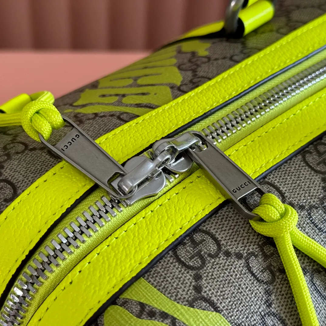 p1640. 💋💋💋"With full set of original counter gift bag packaging" [New Product] In the 2025 early autumn series, Chinese artist Currynew reinterprets the brand logo, adding color to men's ready-to-wear, leather goods and accessories. This travel bag is crafted from coated fabric with the classic GG monogram pattern, cleverly incorporating Gucci prints and contrasting leather piping, making the entire design richer. Beige and dark brown coated fabric with classic GG monogram pattern Emerald green leather trim Gucci print Currynew workmanship Emerald green linen-cotton blend lining Interior: 1 zip pocket External: ID tag, lock and keychain Handle: 12 cm (height) Removable and adjustable leather shoulder strap (height adjustable between 117 cm and 132 cm) Zip closure Ident No.: 834962. Dimensions: 44cm (width) x 29cm (height) x 23cm (depth) Weight: approx. 2kg Color: Emerald green silk screen/PVC. Made in Italy