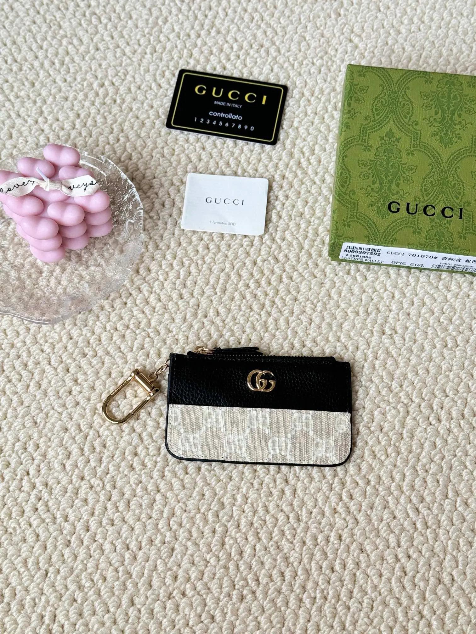💰130 Gucci comes with box packaging and keychain card holder. The "Gucci March of Love" series has been updated to present multi-functional elements to interpret the brand's spirit of self-expression. Equipped with 3 card slots and a keychain hook, this model exudes a strong brand identity. Size: 12.5X7X1.5cm Number: 701070