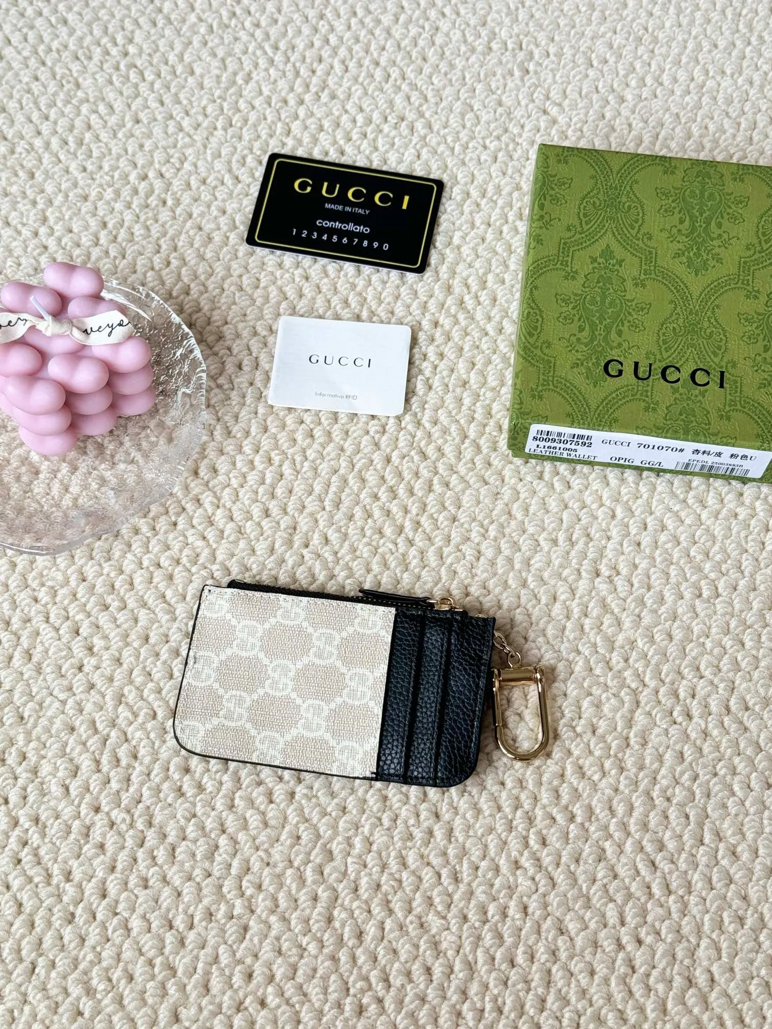💰130 Gucci comes with box packaging and keychain card holder. The "Gucci March of Love" series has been updated to present multi-functional elements to interpret the brand's spirit of self-expression. Equipped with 3 card slots and a keychain hook, this model exudes a strong brand identity. Size: 12.5X7X1.5cm Number: 701070