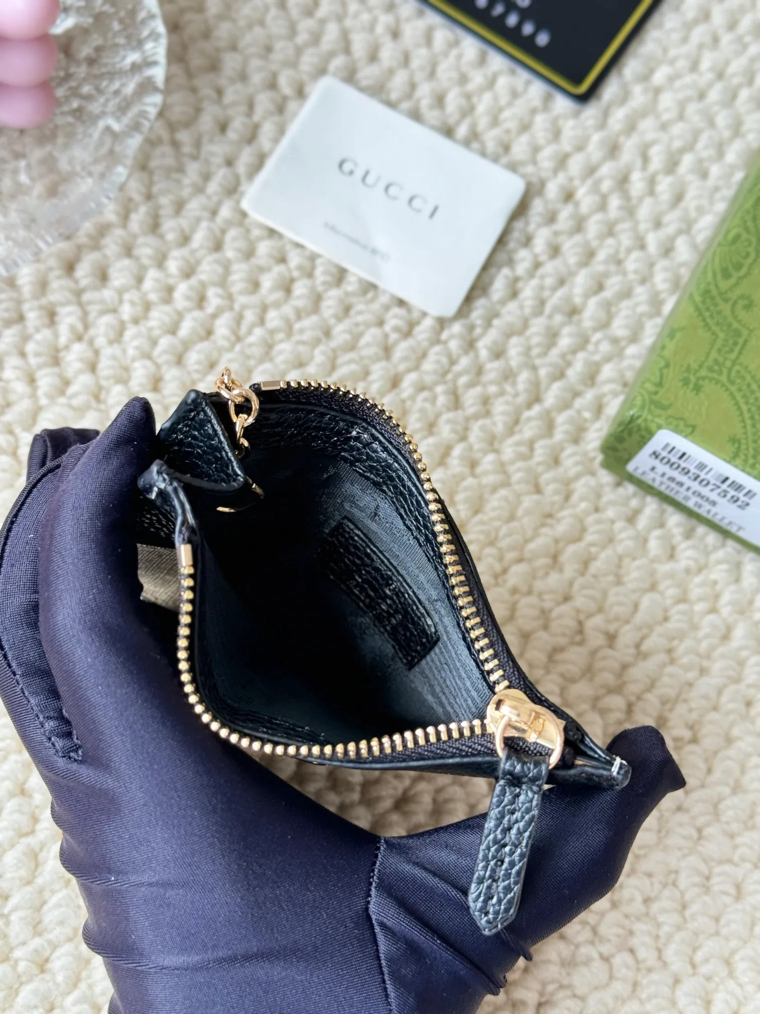💰130 Gucci comes with box packaging and keychain card holder. The "Gucci March of Love" series has been updated to present multi-functional elements to interpret the brand's spirit of self-expression. Equipped with 3 card slots and a keychain hook, this model exudes a strong brand identity. Size: 12.5X7X1.5cm Number: 701070