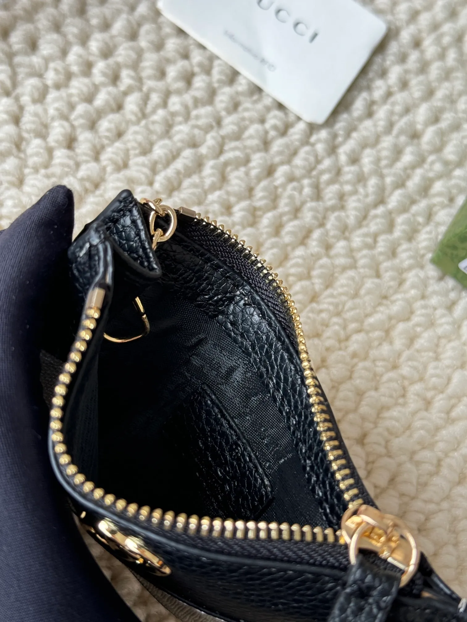 💰130 Gucci comes with box packaging and keychain card holder. The "Gucci March of Love" series has been updated to present multi-functional elements to interpret the brand's spirit of self-expression. Equipped with 3 card slots and a keychain hook, this model exudes a strong brand identity. Size: 12.5X7X1.5cm Number: 701070