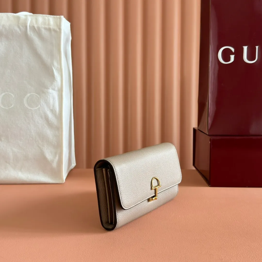 p540. 💋💋💋"With full set of original counter packaging" [New product] This Gucci Softbit series shoulder bag is ingeniously integrated with the brand's classic equestrian style accessories in the shape of a large half-horse bit. Gray-pink grained calfskin. Light gold-tone hardware. Dark brown microfiber lining. Half horsebit buckle. Ident.: 828147. Dimensions: 19x10x3.5cm.