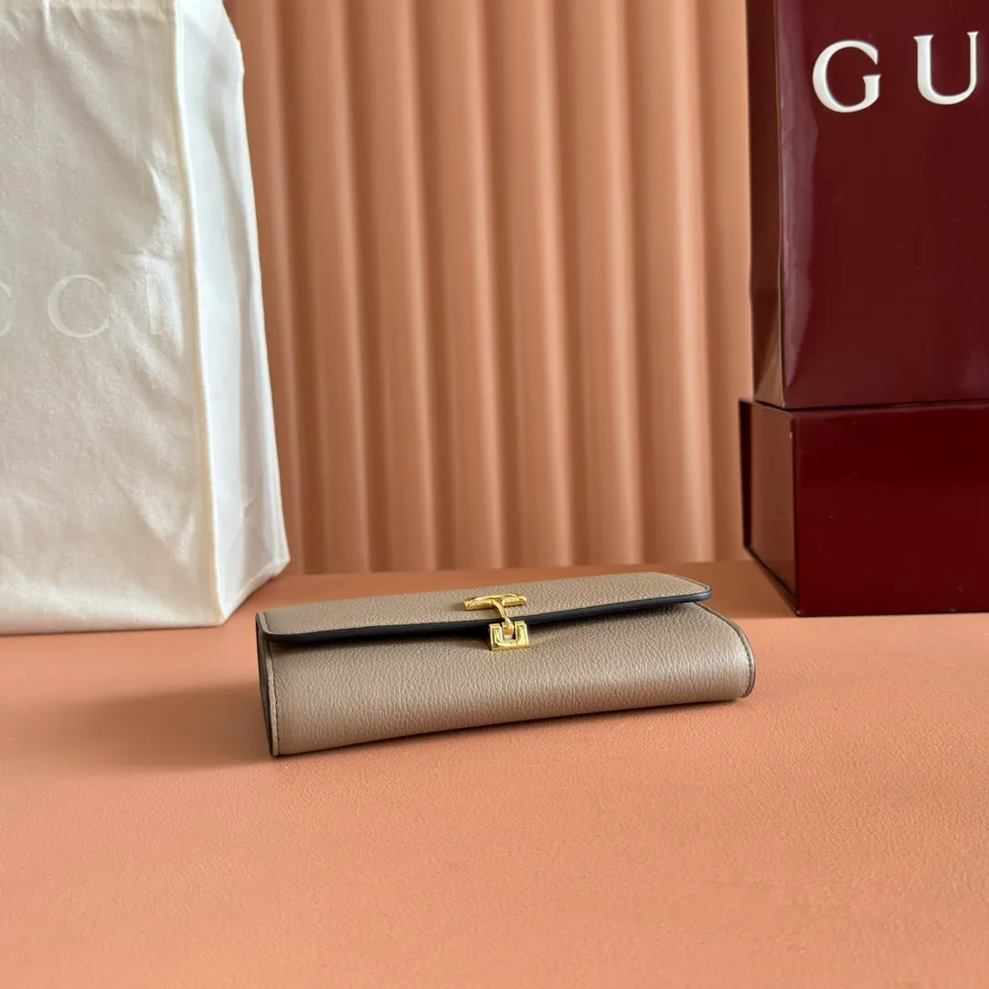 p540. 💋💋💋"With full set of original counter packaging" [New product] This Gucci Softbit series shoulder bag is ingeniously integrated with the brand's classic equestrian style accessories in the shape of a large half-horse bit. Gray-pink grained calfskin. Light gold-tone hardware. Dark brown microfiber lining. Half horsebit buckle. Ident.: 828147. Dimensions: 19x10x3.5cm.