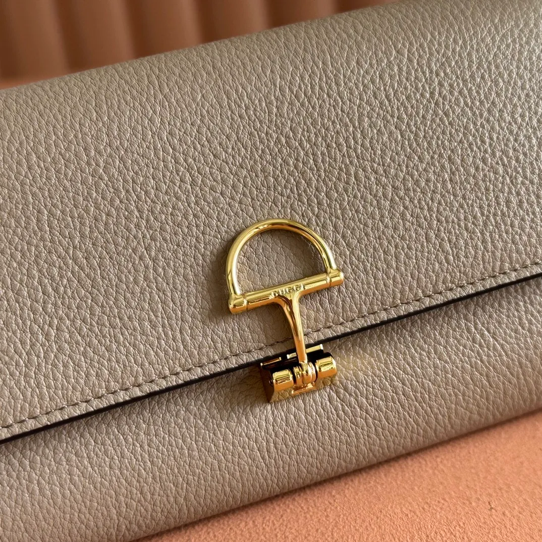 p540. 💋💋💋"With full set of original counter packaging" [New product] This Gucci Softbit series shoulder bag is ingeniously integrated with the brand's classic equestrian style accessories in the shape of a large half-horse bit. Gray-pink grained calfskin. Light gold-tone hardware. Dark brown microfiber lining. Half horsebit buckle. Ident.: 828147. Dimensions: 19x10x3.5cm.