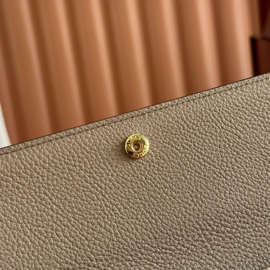 p540. 💋💋💋"With full set of original counter packaging" [New product] This Gucci Softbit series shoulder bag is ingeniously integrated with the brand's classic equestrian style accessories in the shape of a large half-horse bit. Gray-pink grained calfskin. Light gold-tone hardware. Dark brown microfiber lining. Half horsebit buckle. Ident.: 828147. Dimensions: 19x10x3.5cm.