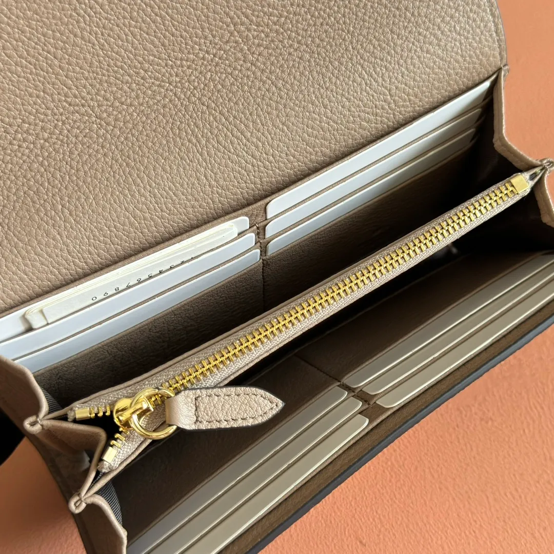 p540. 💋💋💋"With full set of original counter packaging" [New product] This Gucci Softbit series shoulder bag is ingeniously integrated with the brand's classic equestrian style accessories in the shape of a large half-horse bit. Gray-pink grained calfskin. Light gold-tone hardware. Dark brown microfiber lining. Half horsebit buckle. Ident.: 828147. Dimensions: 19x10x3.5cm.