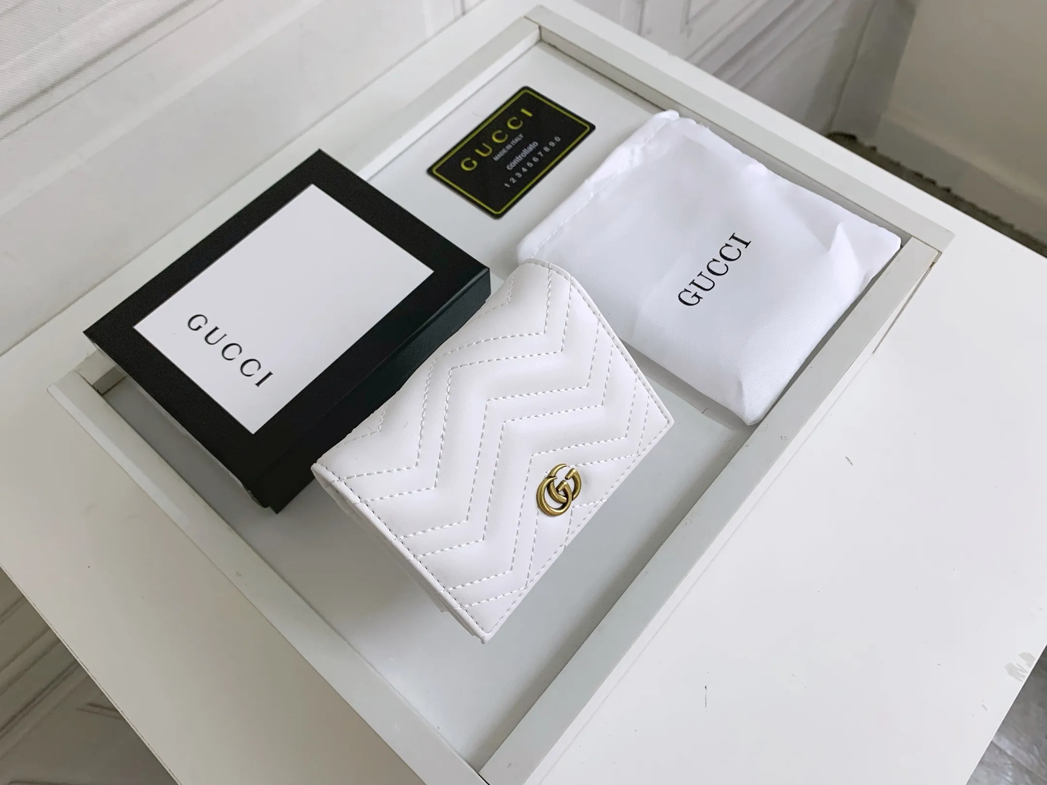 💰150 💎 Top original leather #White❤️ New model from GUCCI, counter quality, original single leather, real shot. 2021 Early Autumn New Style🔥 GG Marmont Series❣ Flip-top card holder😘 Made of soft quilted V-shaped leather 👍 Refined with top overseas hardware😍! Model: 466492 Size: 11x8.5x3cm.