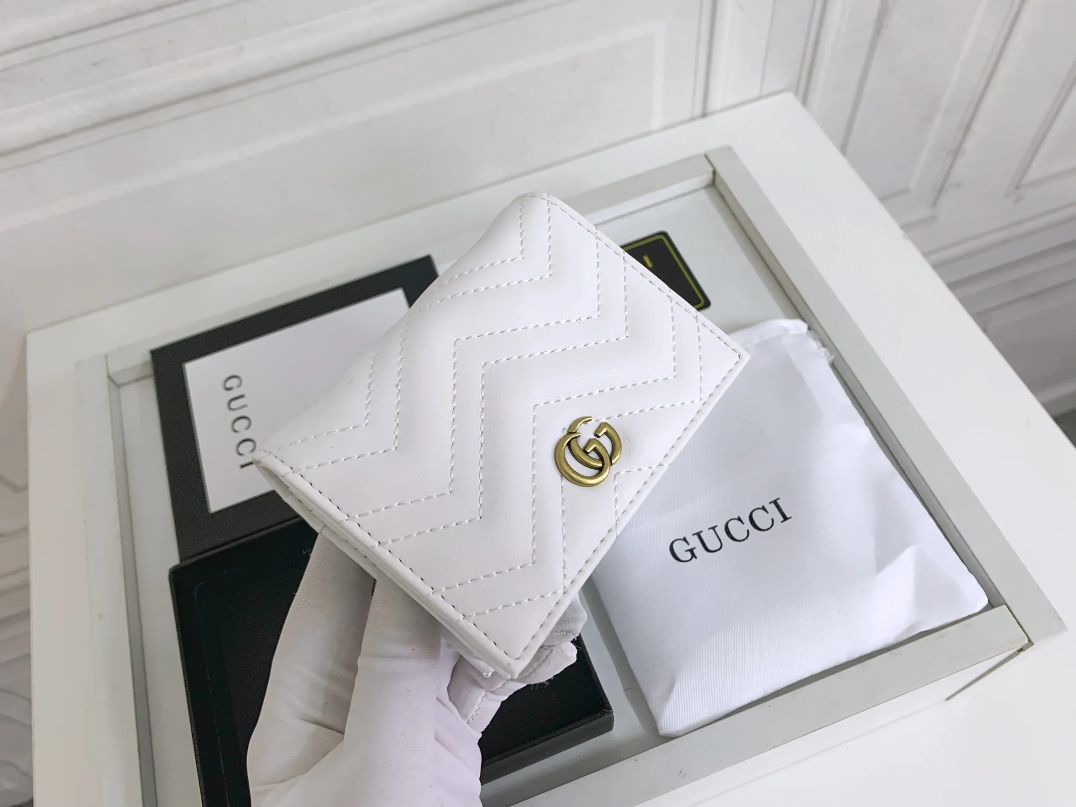 💰150 💎 Top original leather #White❤️ New model from GUCCI, counter quality, original single leather, real shot. 2021 Early Autumn New Style🔥 GG Marmont Series❣ Flip-top card holder😘 Made of soft quilted V-shaped leather 👍 Refined with top overseas hardware😍! Model: 466492 Size: 11x8.5x3cm.