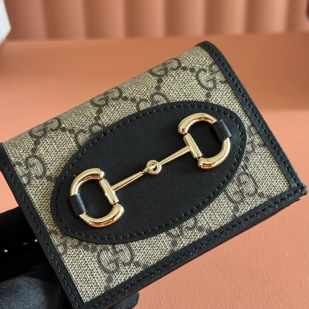 p400. 💋💋💋【Full set of original leather accessories counter packaging】🔥🔥Gucc” 1955 Horsebit Bag! The card bag’s classic horsebit + Monogram + card bag’s black hook design is full of retro. The long shoulder strap and single shoulder strap are very beautiful! This season’s hot style, it feels like it is going to become popular again! Do you have the feeling that you want to buy it immediately. Model: 621887. Size: 11x8.5x3cm. Color: black pvc.