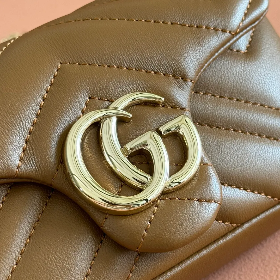 p900💋💋💋【Original leather configuration counter complete package】The brand's iconic GG Marmont series is ingeniously integrated with double G-shaped accessories and faceted chain straps, and soft leather is selected to create a soft-lined bag shape. This mini bag is embellished with the brand's archive logo, which debuted in the 1970s. Black V-shaped Matelassé sheepskin. Silver-tone hardware. Silver-tone hardware. Double G. Chain shoulder strap (60 cm high). Magnetic snap closure. Weight: approx. 0.35 kg. Ident number: 841290. Dimensions: 16.5cm (width) x 9.5cm (height) x 4.5cm (depth) Color: caramel full leather/original leather. Made in Italy