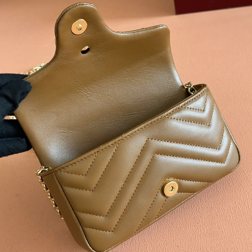 p900💋💋💋【Original leather configuration counter complete package】The brand's iconic GG Marmont series is ingeniously integrated with double G-shaped accessories and faceted chain straps, and soft leather is selected to create a soft-lined bag shape. This mini bag is embellished with the brand's archive logo, which debuted in the 1970s. Black V-shaped Matelassé sheepskin. Silver-tone hardware. Silver-tone hardware. Double G. Chain shoulder strap (60 cm high). Magnetic snap closure. Weight: approx. 0.35 kg. Ident number: 841290. Dimensions: 16.5cm (width) x 9.5cm (height) x 4.5cm (depth) Color: caramel full leather/original leather. Made in Italy