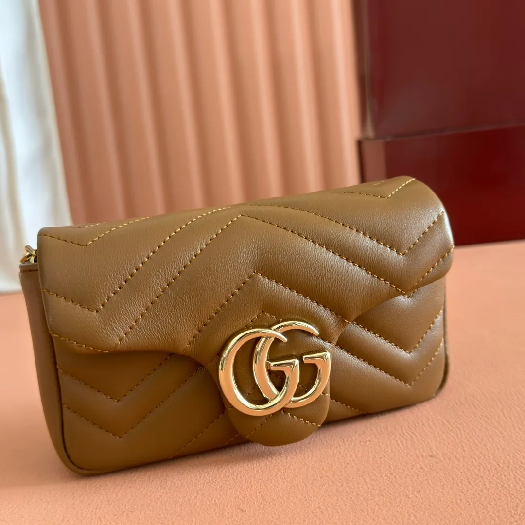 p900💋💋💋【Original leather configuration counter complete package】The brand's iconic GG Marmont series is ingeniously integrated with double G-shaped accessories and faceted chain straps, and soft leather is selected to create a soft-lined bag shape. This mini bag is embellished with the brand's archive logo, which debuted in the 1970s. Black V-shaped Matelassé sheepskin. Silver-tone hardware. Silver-tone hardware. Double G. Chain shoulder strap (60 cm high). Magnetic snap closure. Weight: approx. 0.35 kg. Ident number: 841290. Dimensions: 16.5cm (width) x 9.5cm (height) x 4.5cm (depth) Color: caramel full leather/original leather. Made in Italy