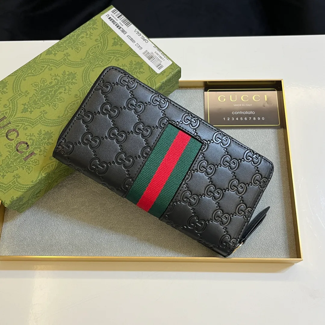 💰150 💎 Upgraded original version 🇮🇹 Gucci's two most recognizable logos - GG pattern and webbing are carefully matched. This full-zip wallet is crafted from GG Supreme canvas and features branded web stripes. Style number: 408831. Size: 19x10x2.5cm