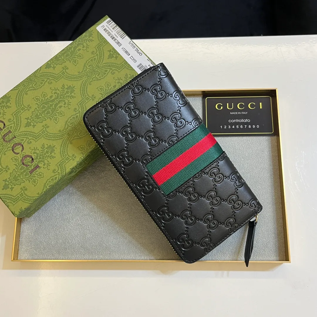💰150 💎 Upgraded original version 🇮🇹 Gucci's two most recognizable logos - GG pattern and webbing are carefully matched. This full-zip wallet is crafted from GG Supreme canvas and features branded web stripes. Style number: 408831. Size: 19x10x2.5cm
