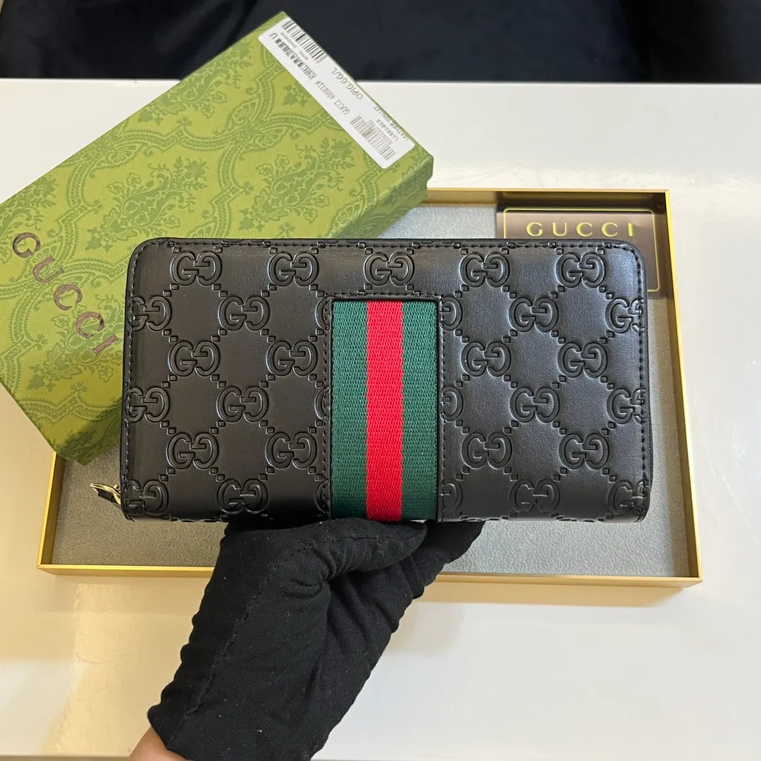 💰150 💎 Upgraded original version 🇮🇹 Gucci's two most recognizable logos - GG pattern and webbing are carefully matched. This full-zip wallet is crafted from GG Supreme canvas and features branded web stripes. Style number: 408831. Size: 19x10x2.5cm