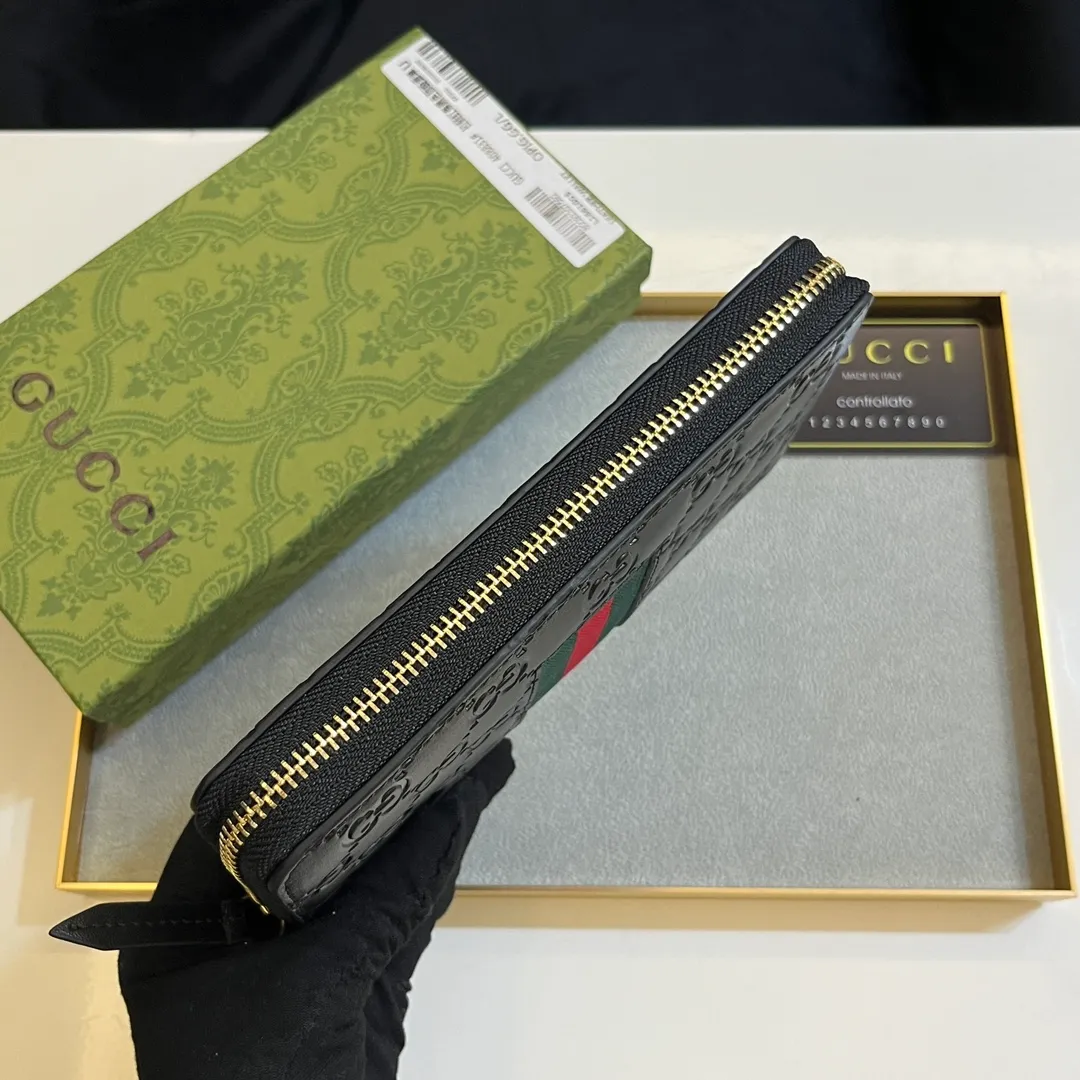 💰150 💎 Upgraded original version 🇮🇹 Gucci's two most recognizable logos - GG pattern and webbing are carefully matched. This full-zip wallet is crafted from GG Supreme canvas and features branded web stripes. Style number: 408831. Size: 19x10x2.5cm