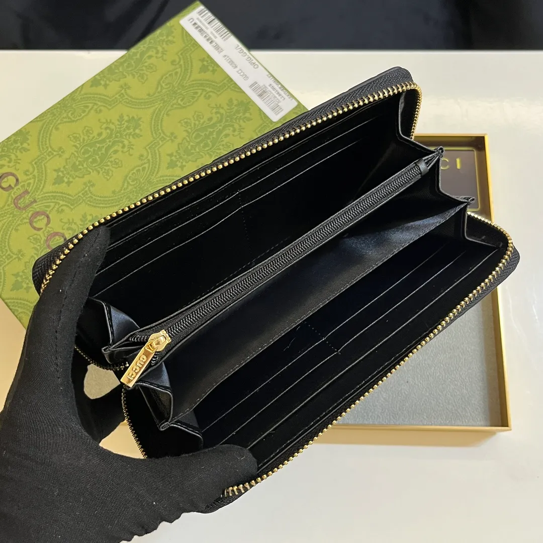 💰150 💎 Upgraded original version 🇮🇹 Gucci's two most recognizable logos - GG pattern and webbing are carefully matched. This full-zip wallet is crafted from GG Supreme canvas and features branded web stripes. Style number: 408831. Size: 19x10x2.5cm